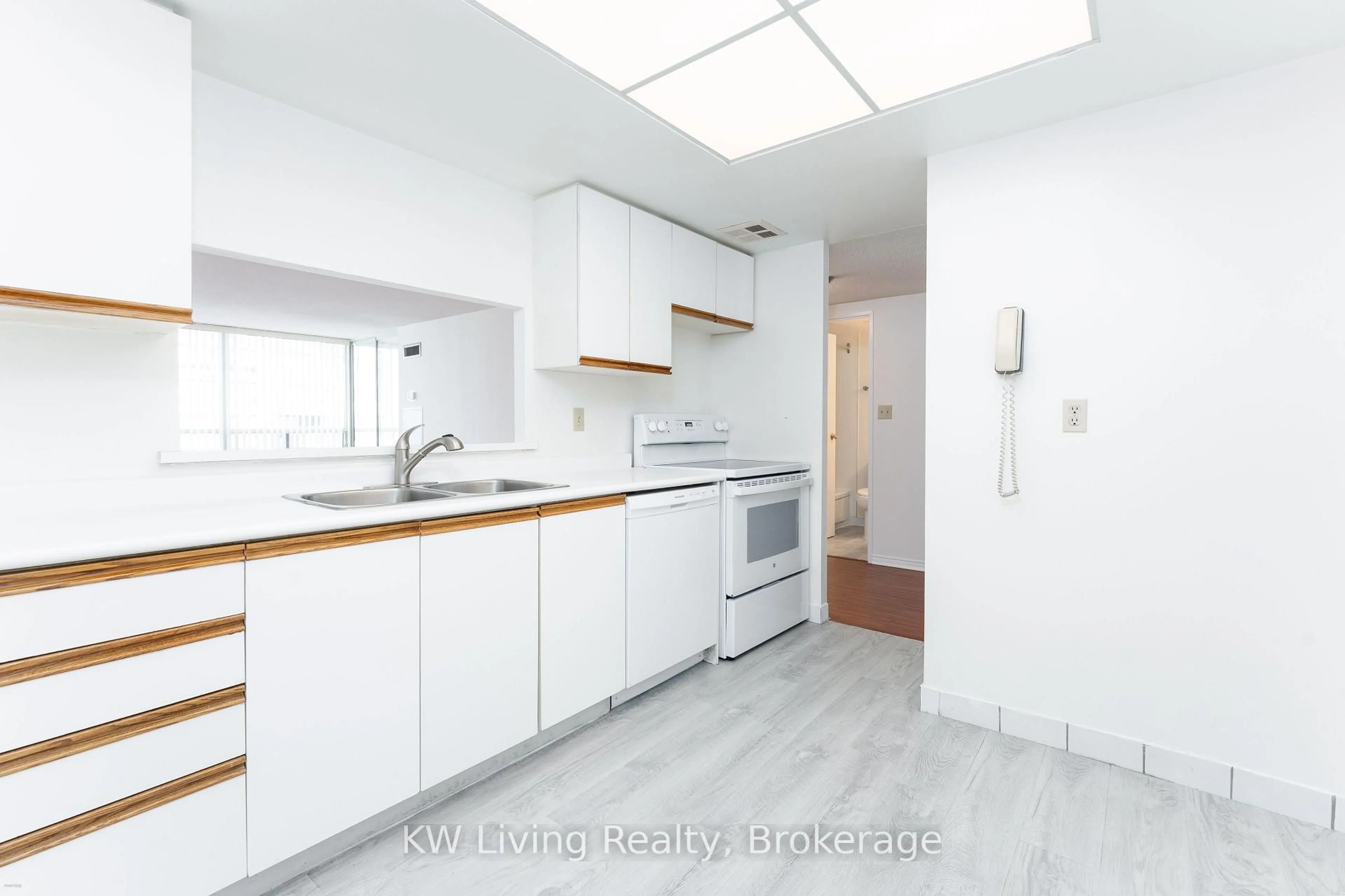 Standard kitchen, unknown for 5765 Yonge St #904, Toronto Ontario M2M 4H9