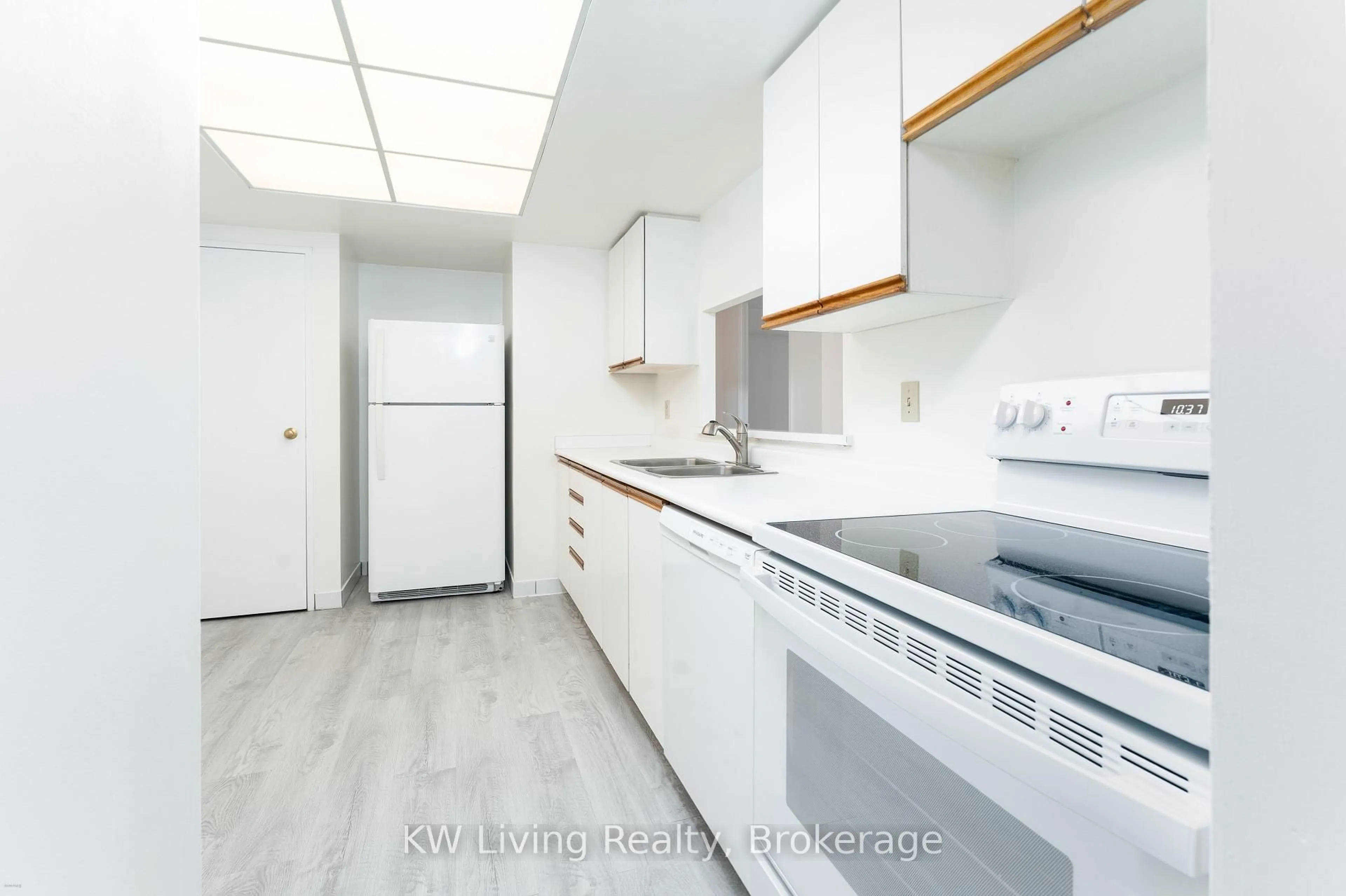 Standard kitchen, unknown for 5765 Yonge St #904, Toronto Ontario M2M 4H9