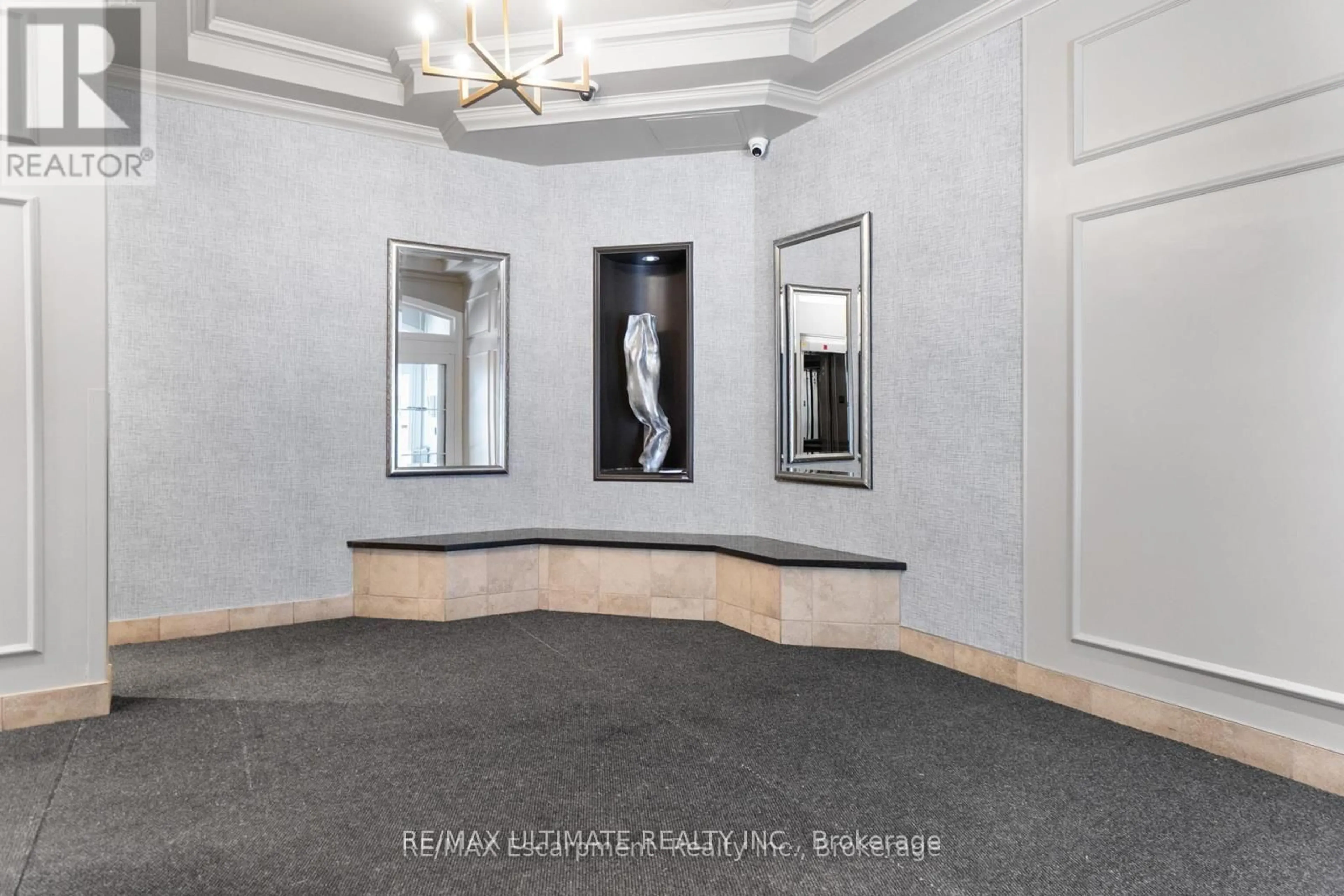 Indoor foyer for 80 Saint Patrick St #217, Toronto Ontario M5T 2X6