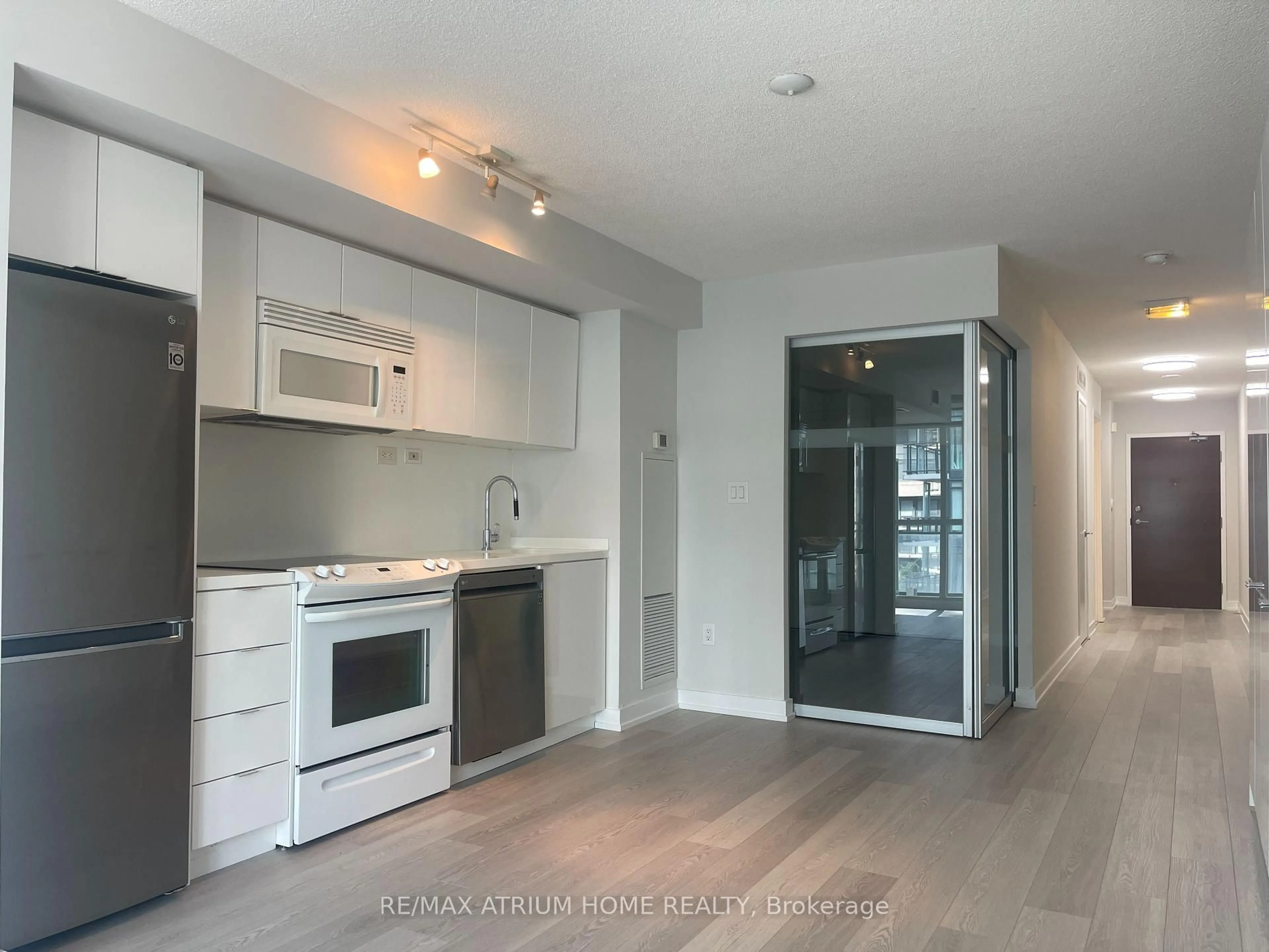Open concept kitchen, unknown for 10 Capreol Crt #750, Toronto Ontario M5V 4B3