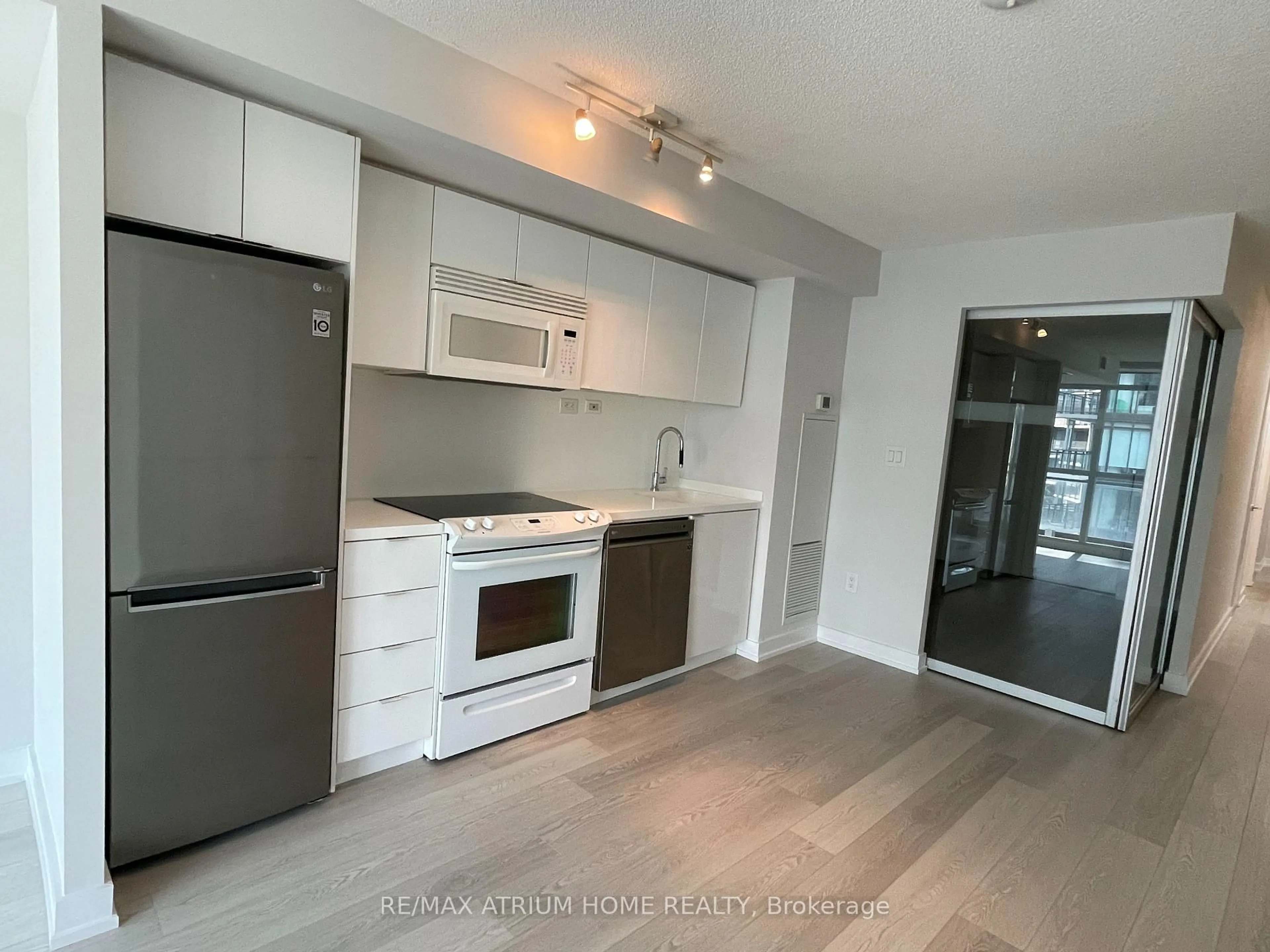 Open concept kitchen, unknown for 10 Capreol Crt #750, Toronto Ontario M5V 4B3