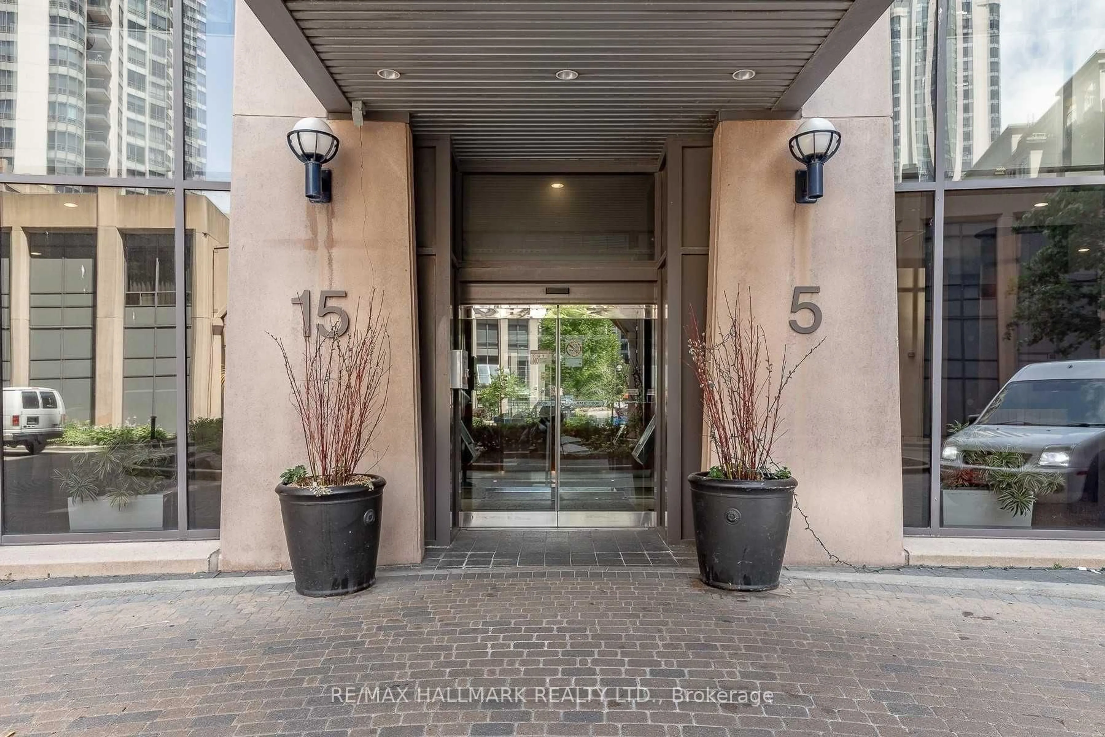 Indoor foyer for 15 Northtown Way #225, Toronto Ontario M2N 7A2
