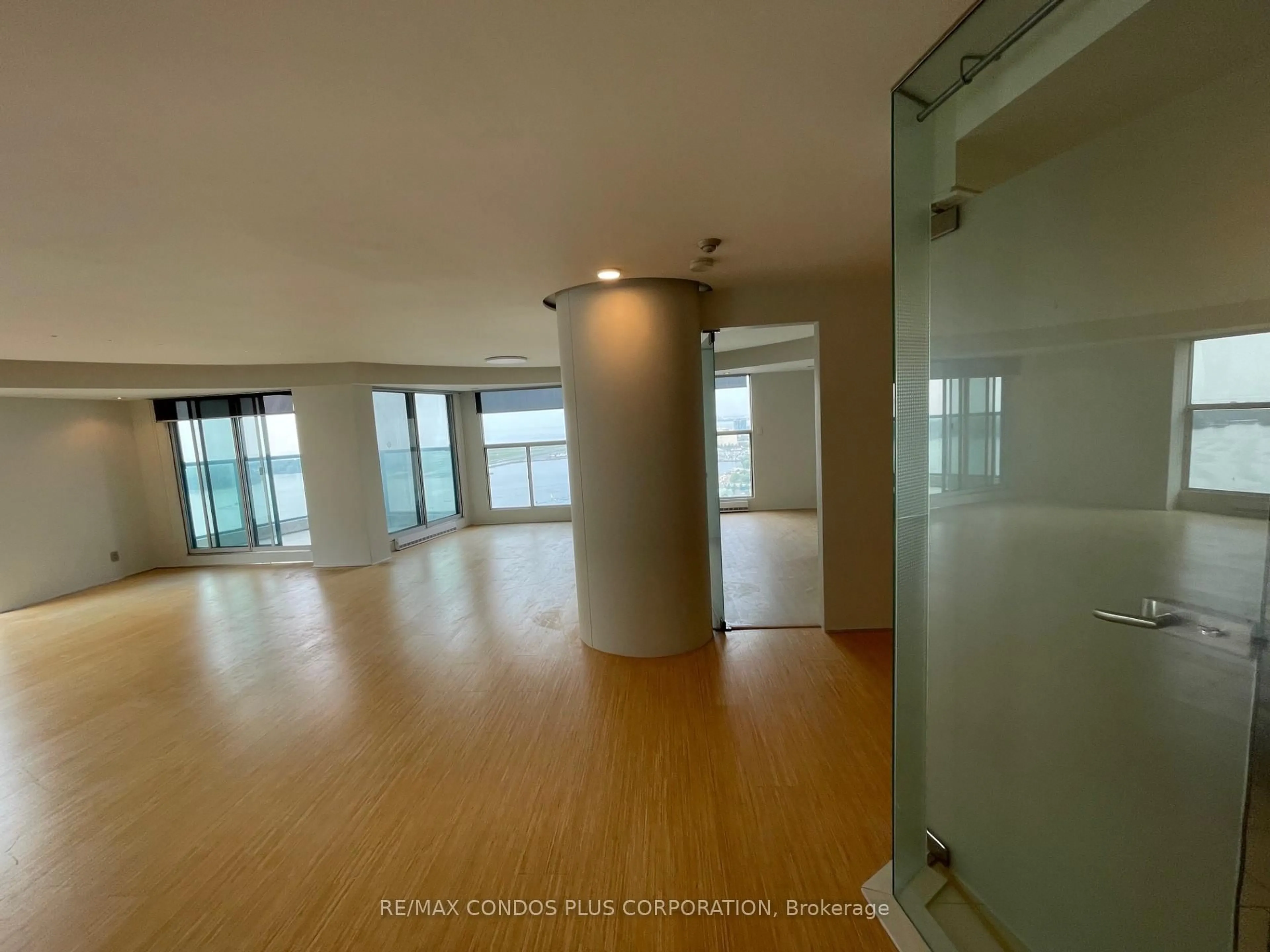 Indoor foyer for 77 Harbour Sq #3508, Toronto Ontario M5J 2S2
