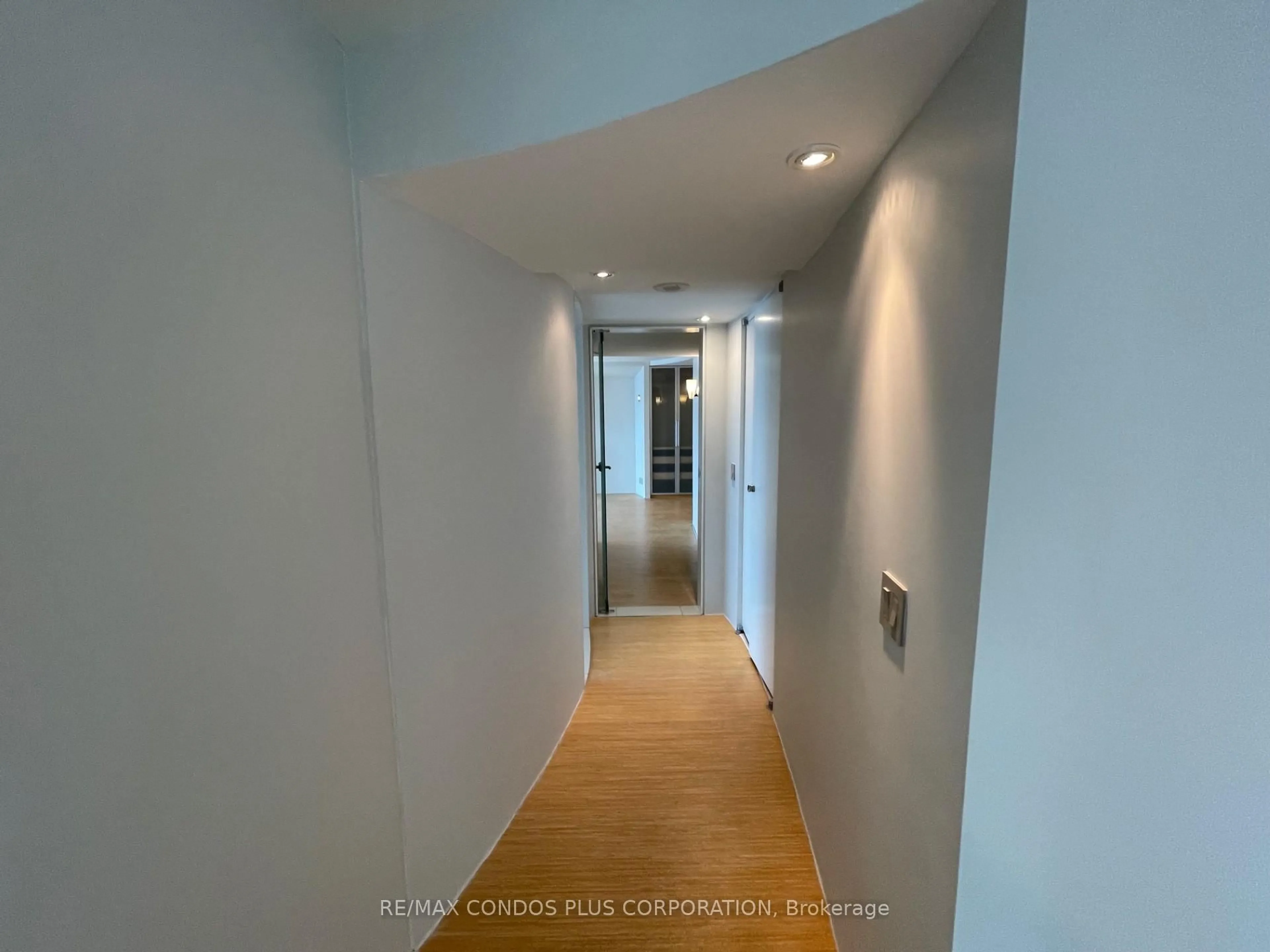 Indoor foyer for 77 Harbour Sq #3508, Toronto Ontario M5J 2S2