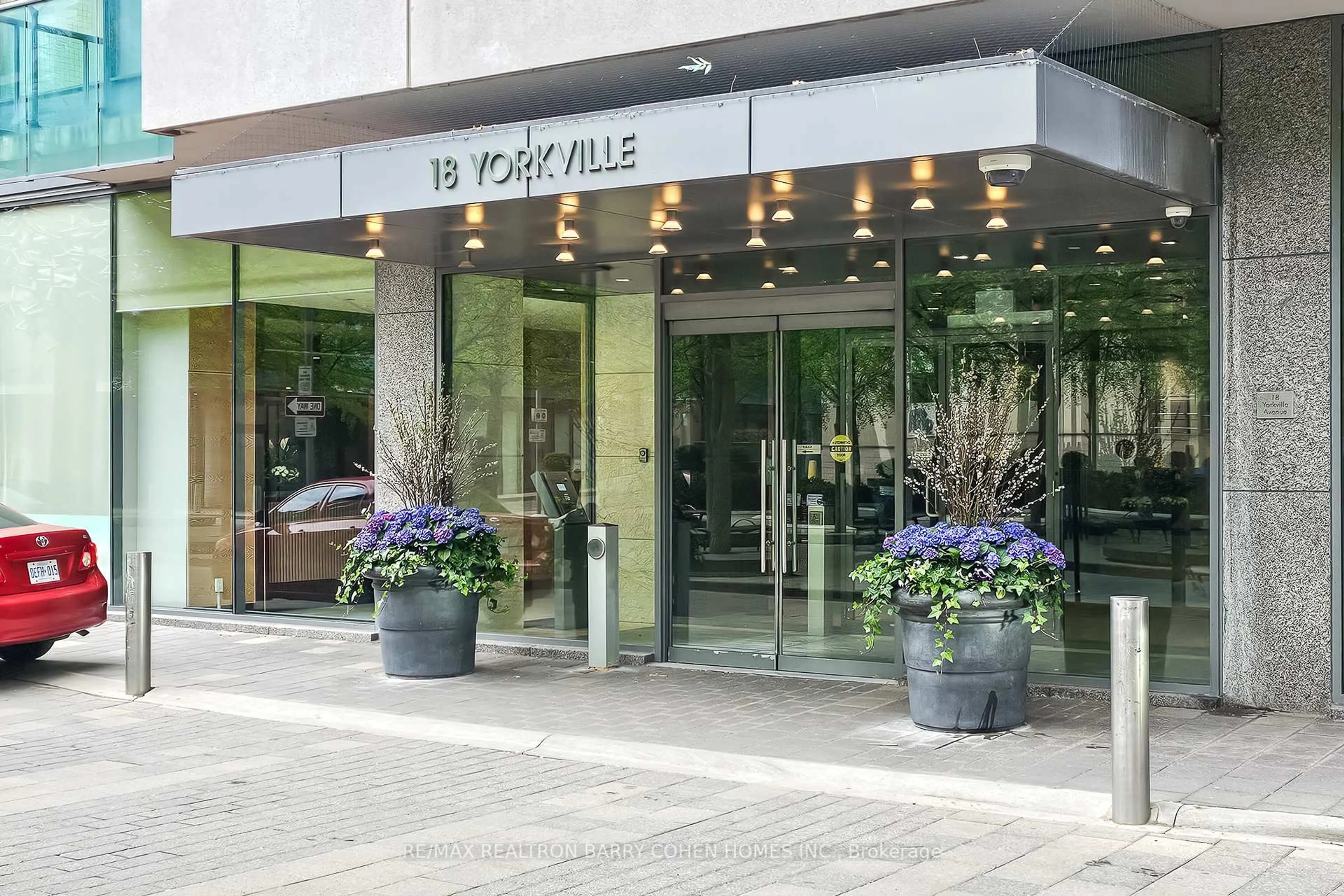 Indoor foyer for 18 Yorkville Ave #3106, Toronto Ontario M4W 3Y8