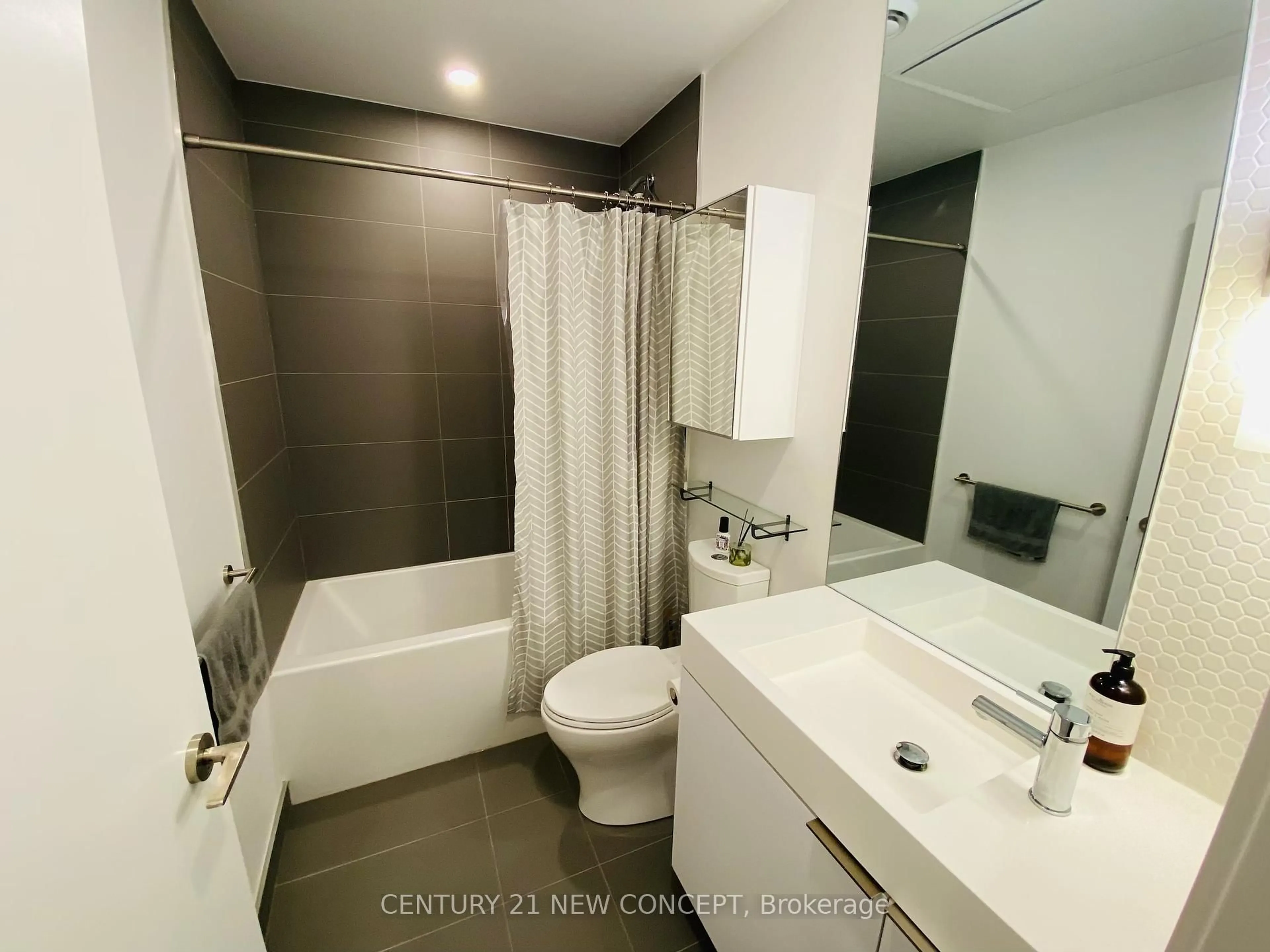 Standard bathroom, ceramic/tile floor for 33 Helendale Ave #901, Toronto Ontario M2N 0L2