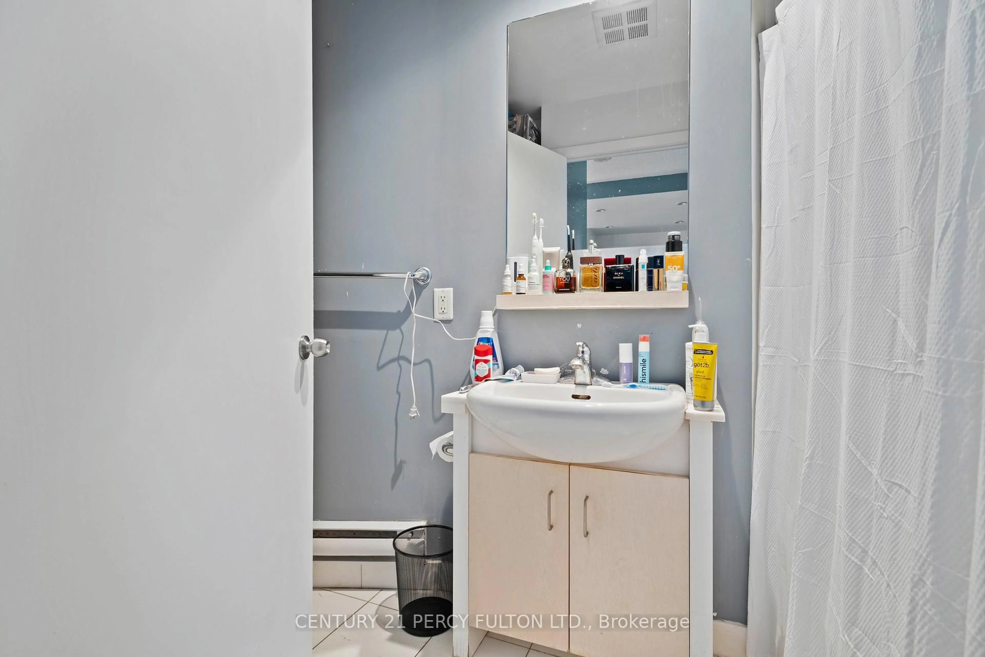 Standard bathroom, ceramic/tile floor for 8 York St #3101, Toronto Ontario M5J 2Y2