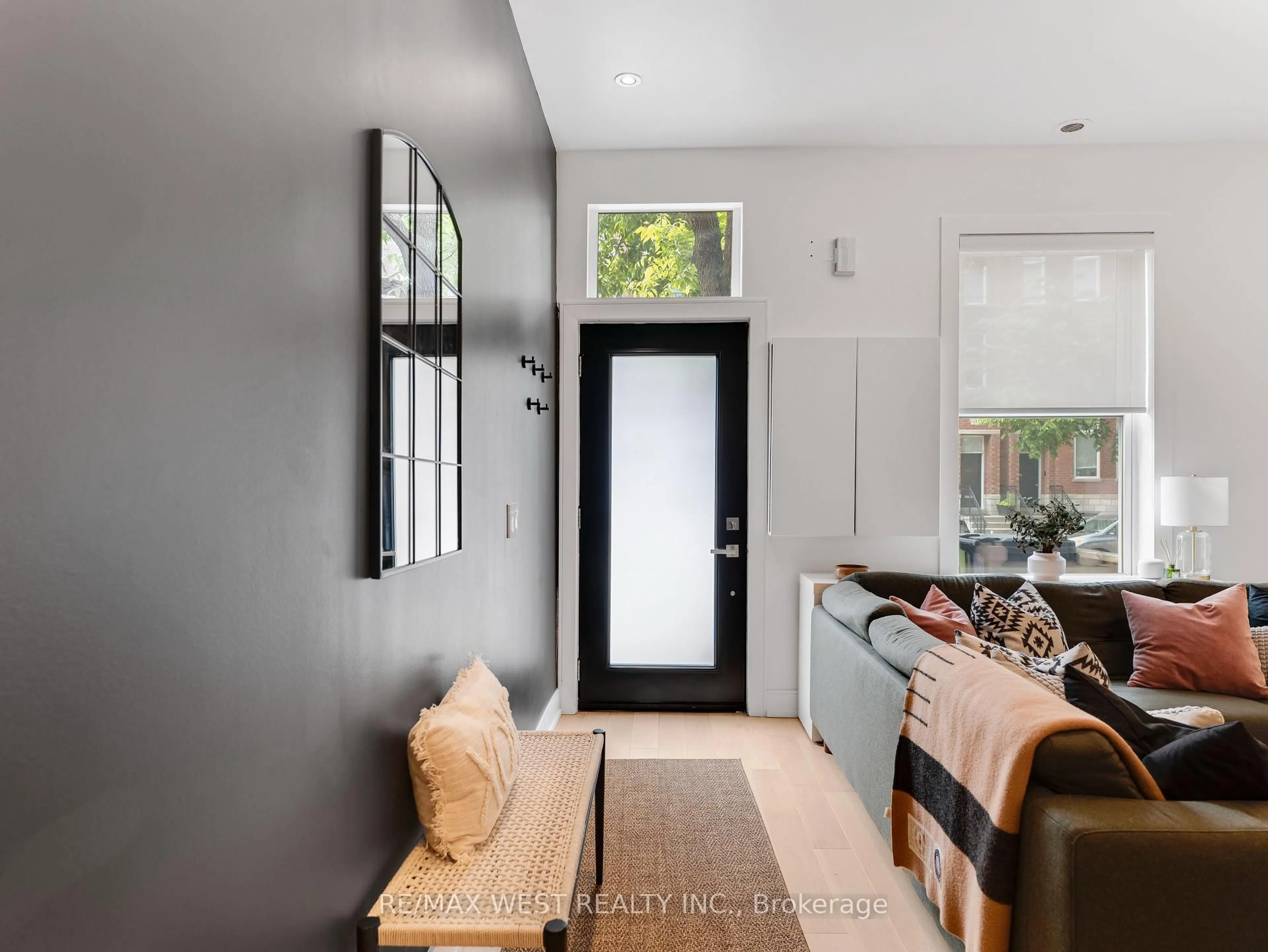 Indoor entryway for 553 King St, Toronto Ontario M5A 1M5
