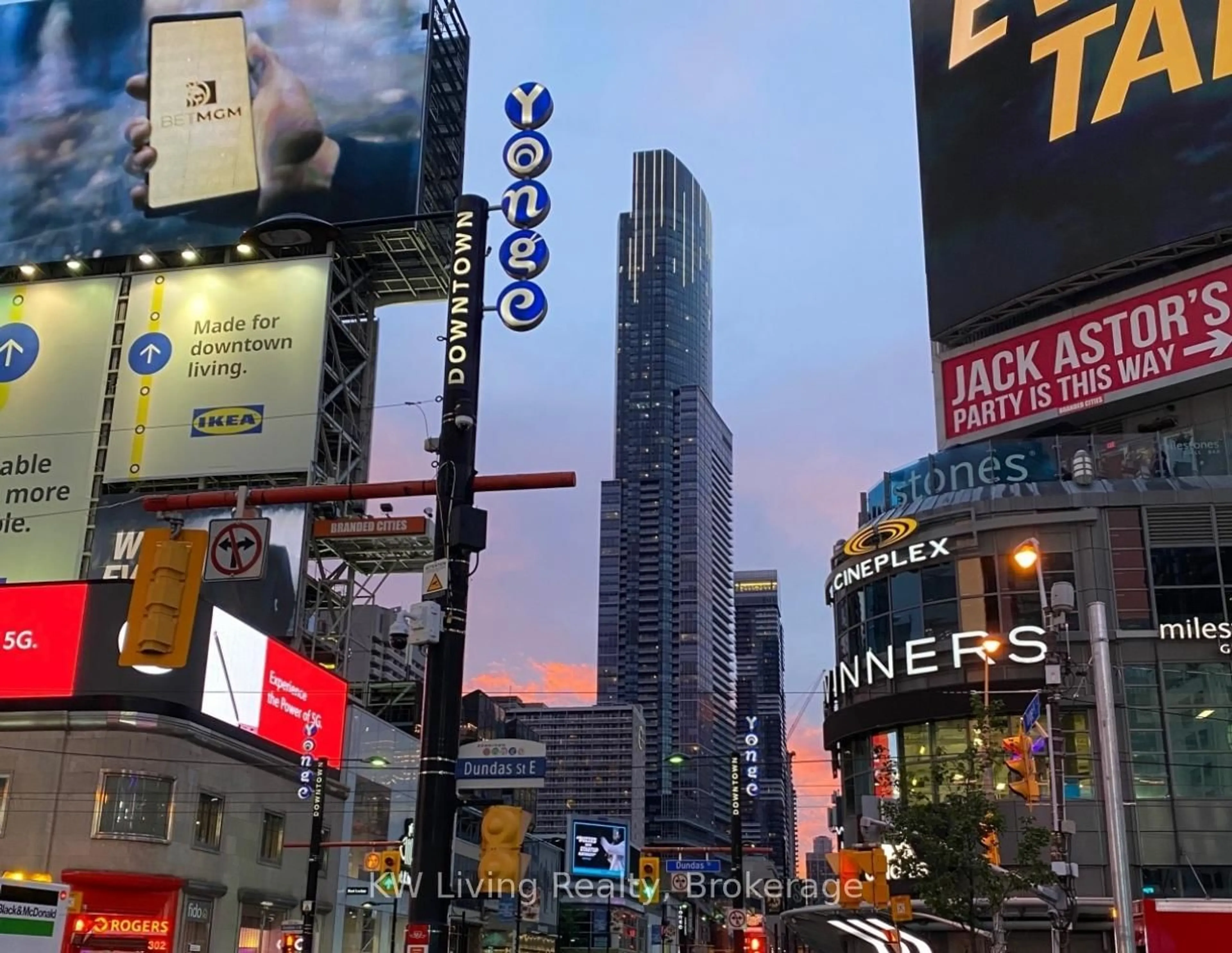 Blurry image for 388 Yonge St #6510, Toronto Ontario M5B 0A4
