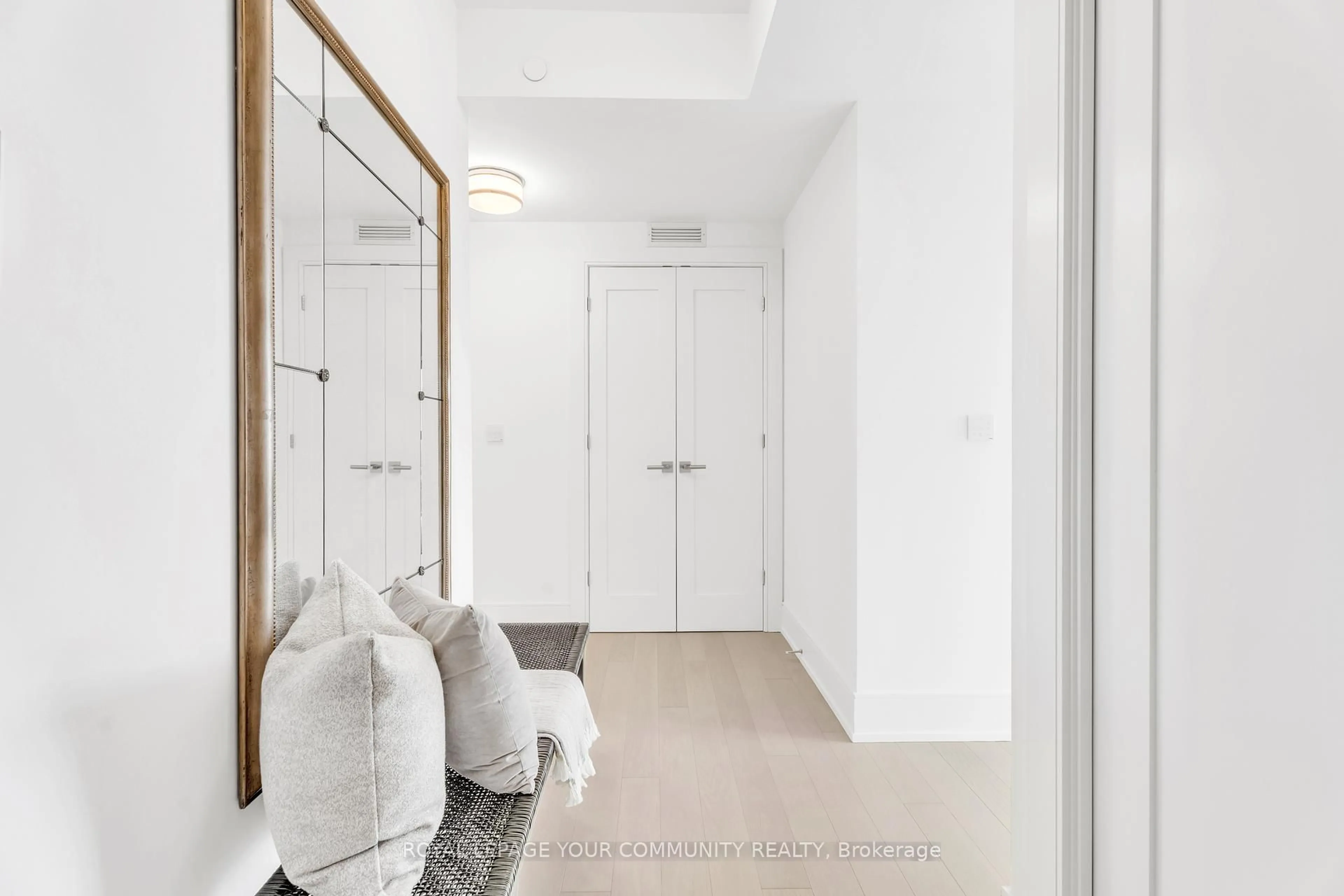 Indoor entryway for 10 lnn On The Park Dr #1809, Toronto Ontario M3C 0P9