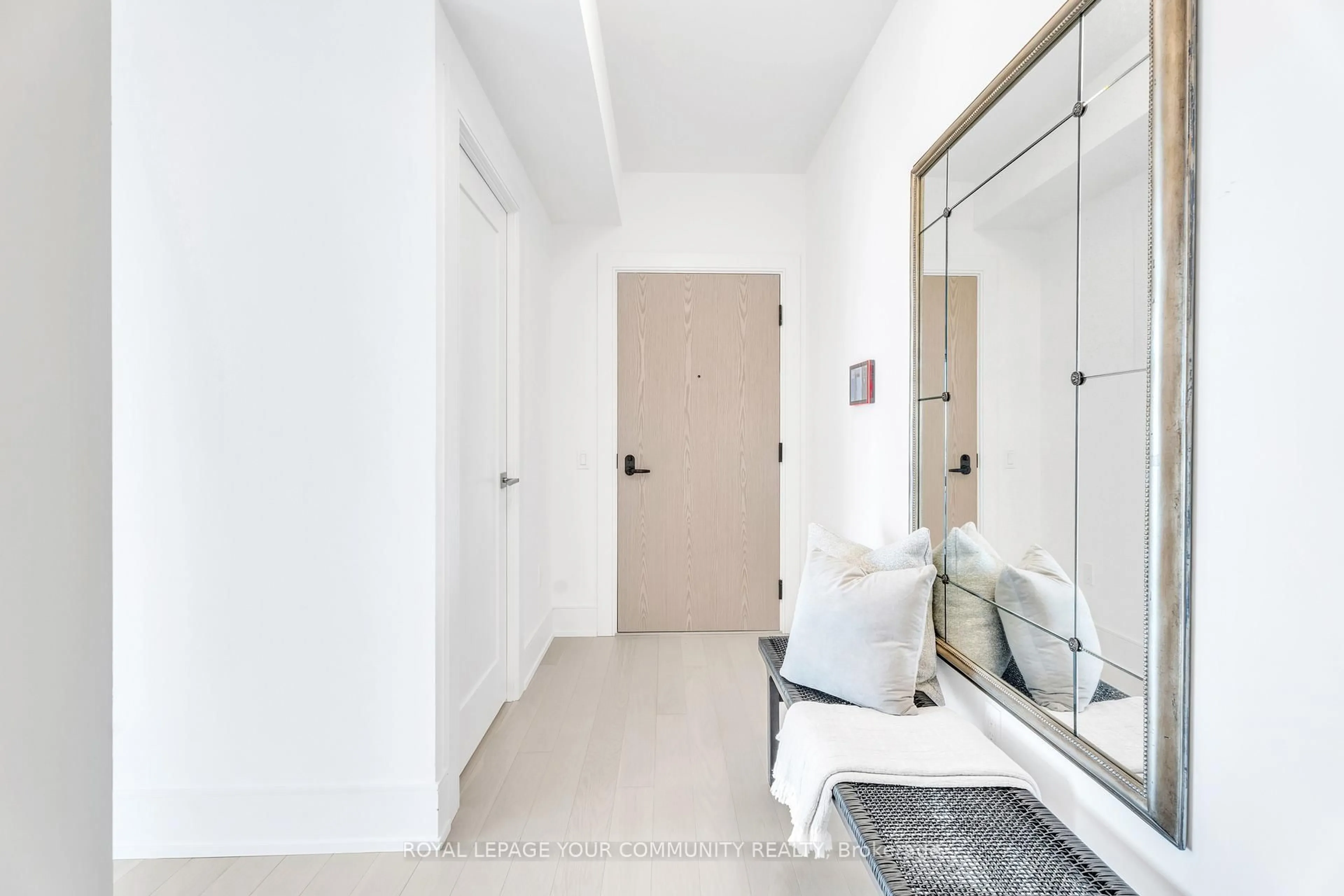 Indoor entryway for 10 lnn On The Park Dr #1809, Toronto Ontario M3C 0P9