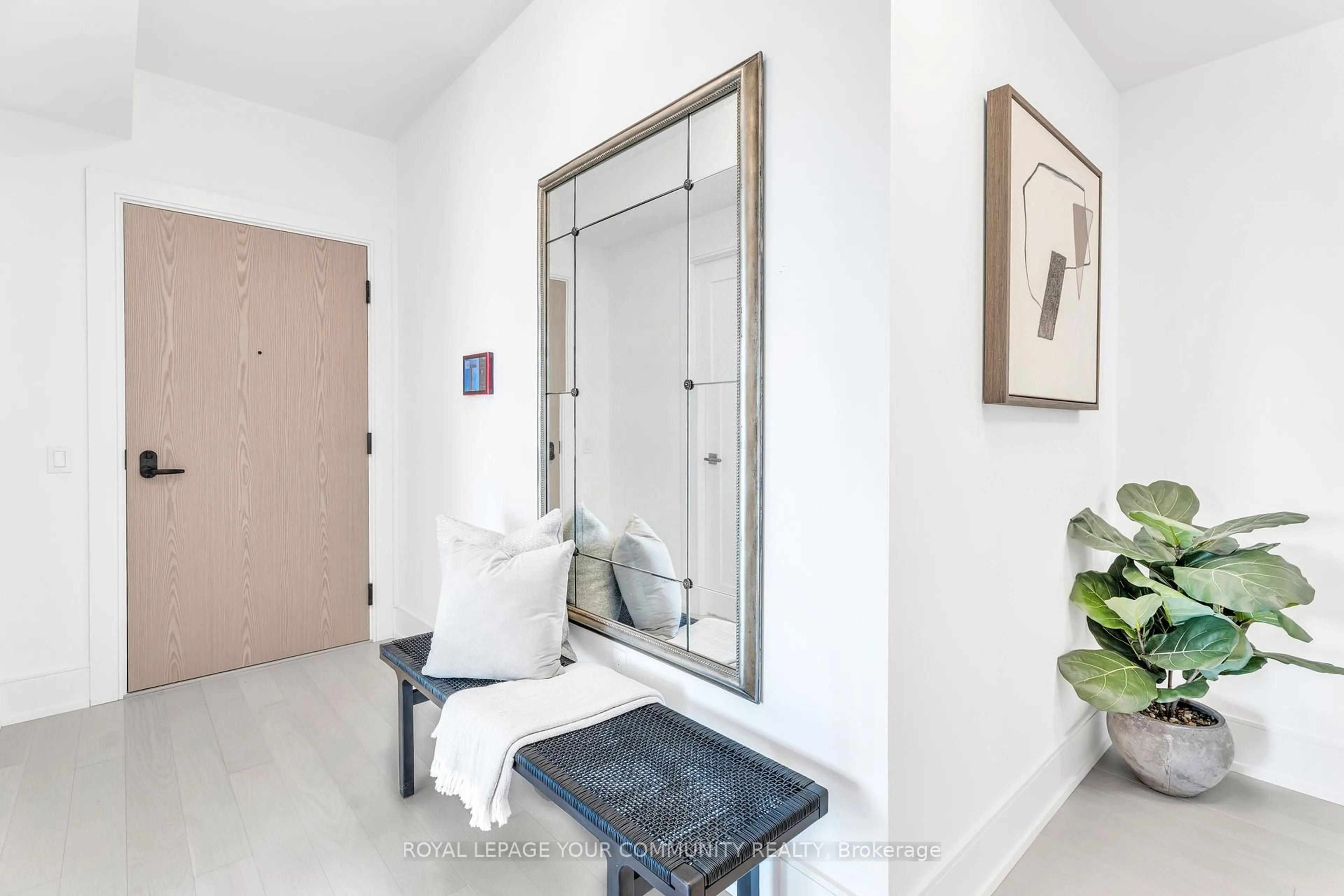Indoor entryway for 10 lnn On The Park Dr #1809, Toronto Ontario M3C 0P9