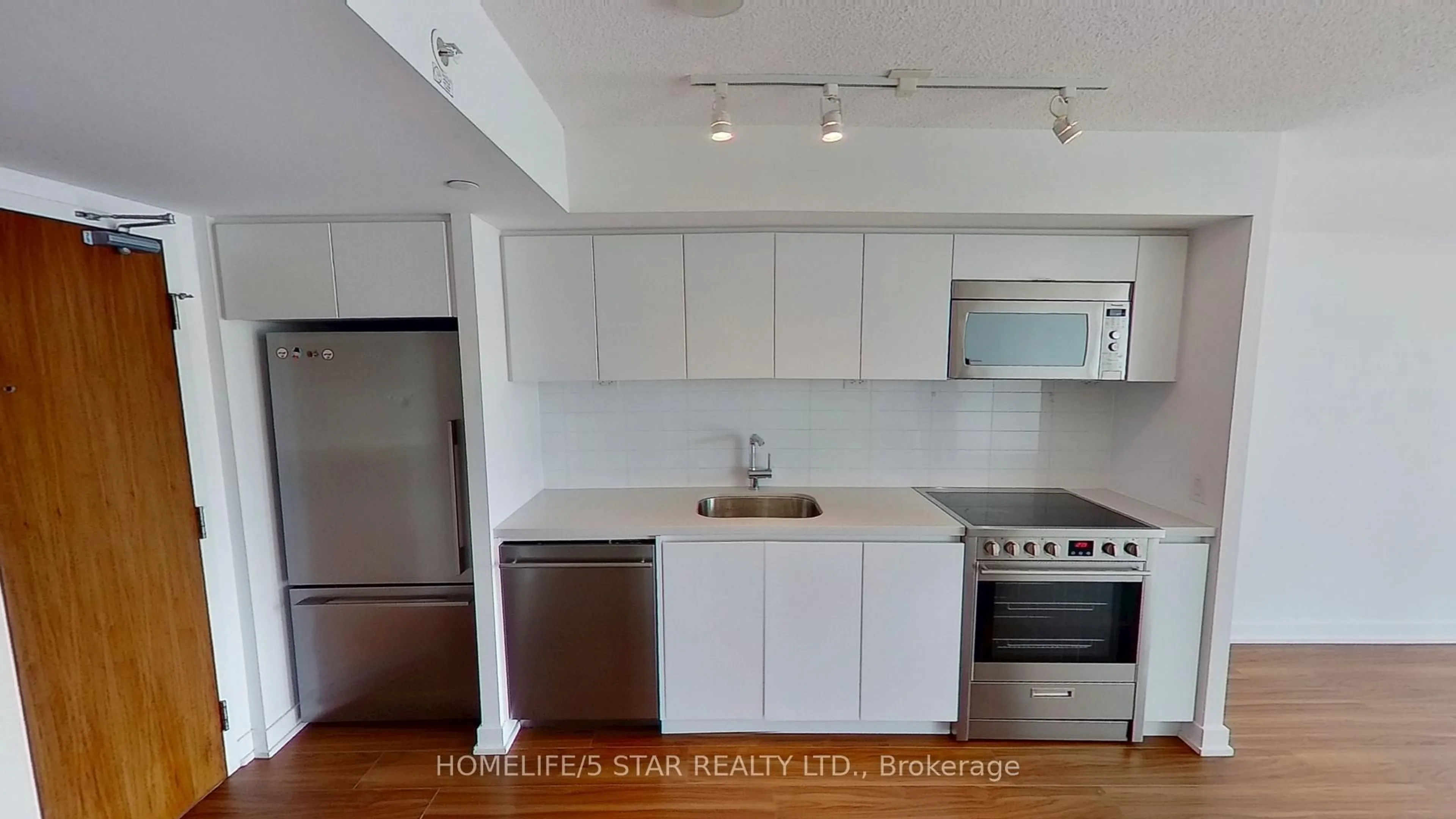 Standard kitchen, wood/laminate floor for 75 QUEENS WHARF Rd #910, Toronto Ontario M5V 0J9