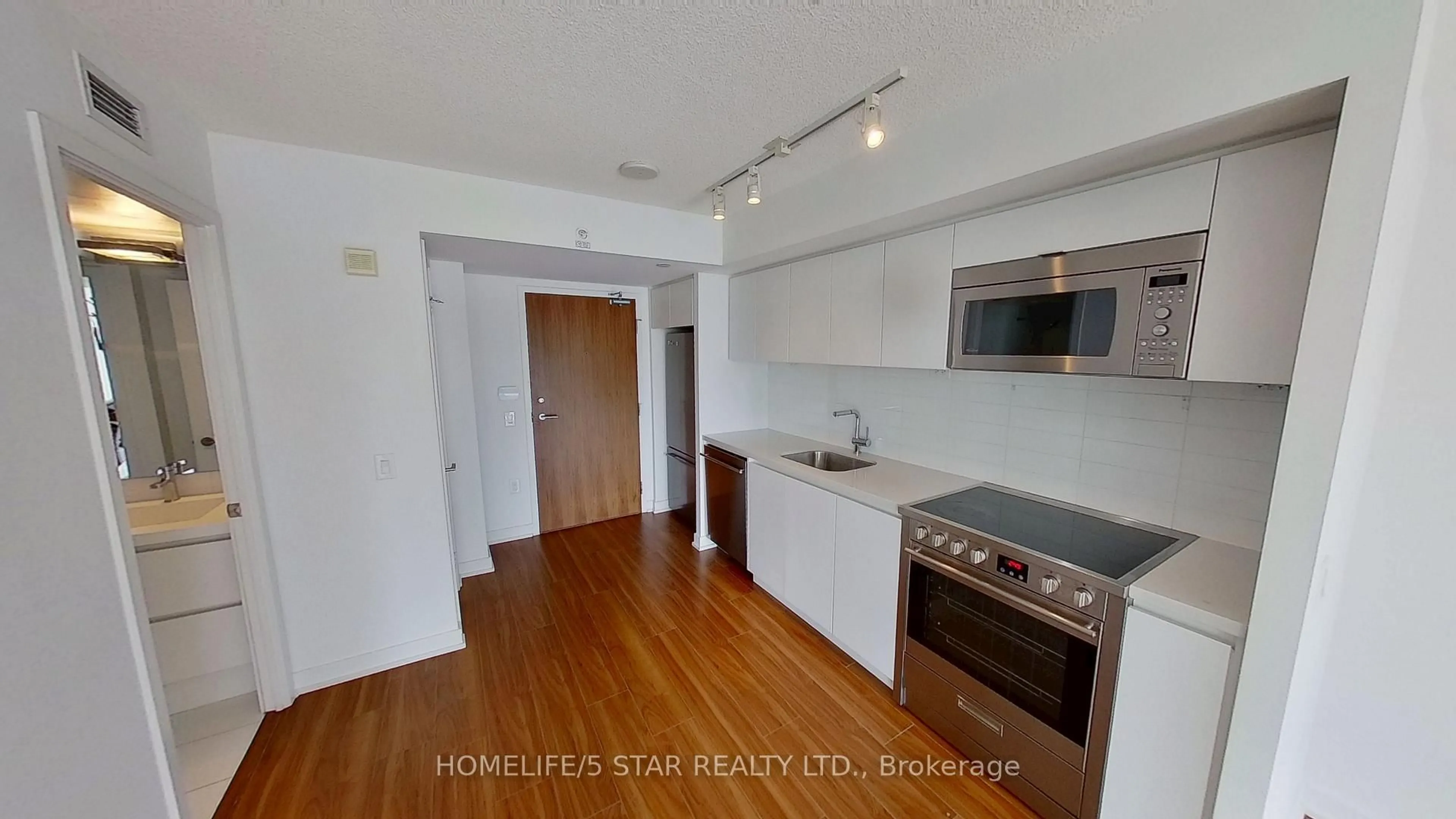 Standard kitchen, wood/laminate floor for 75 QUEENS WHARF Rd #910, Toronto Ontario M5V 0J9