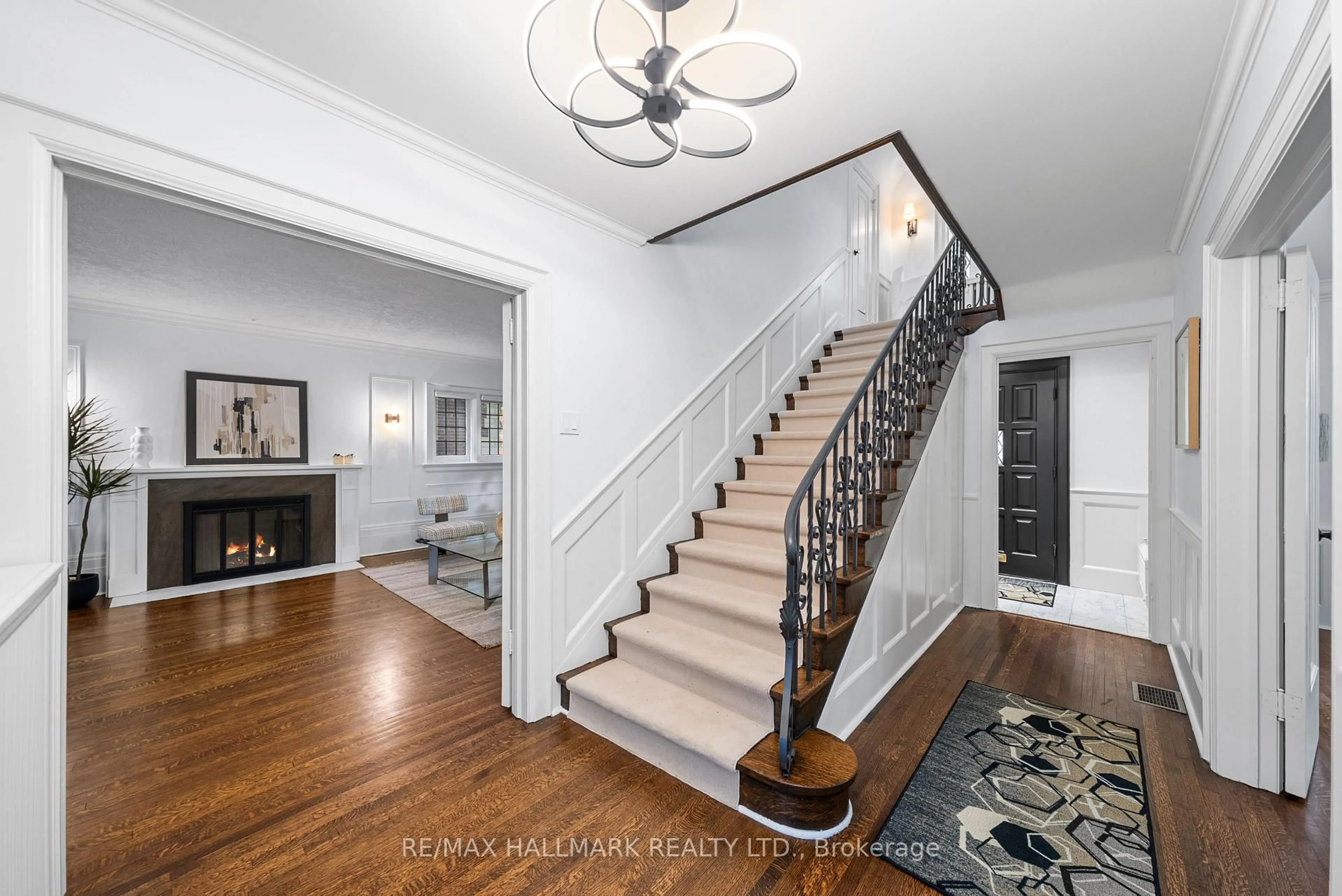 Indoor entryway for 16 Elderwood Dr, Toronto Ontario M5P 1W5