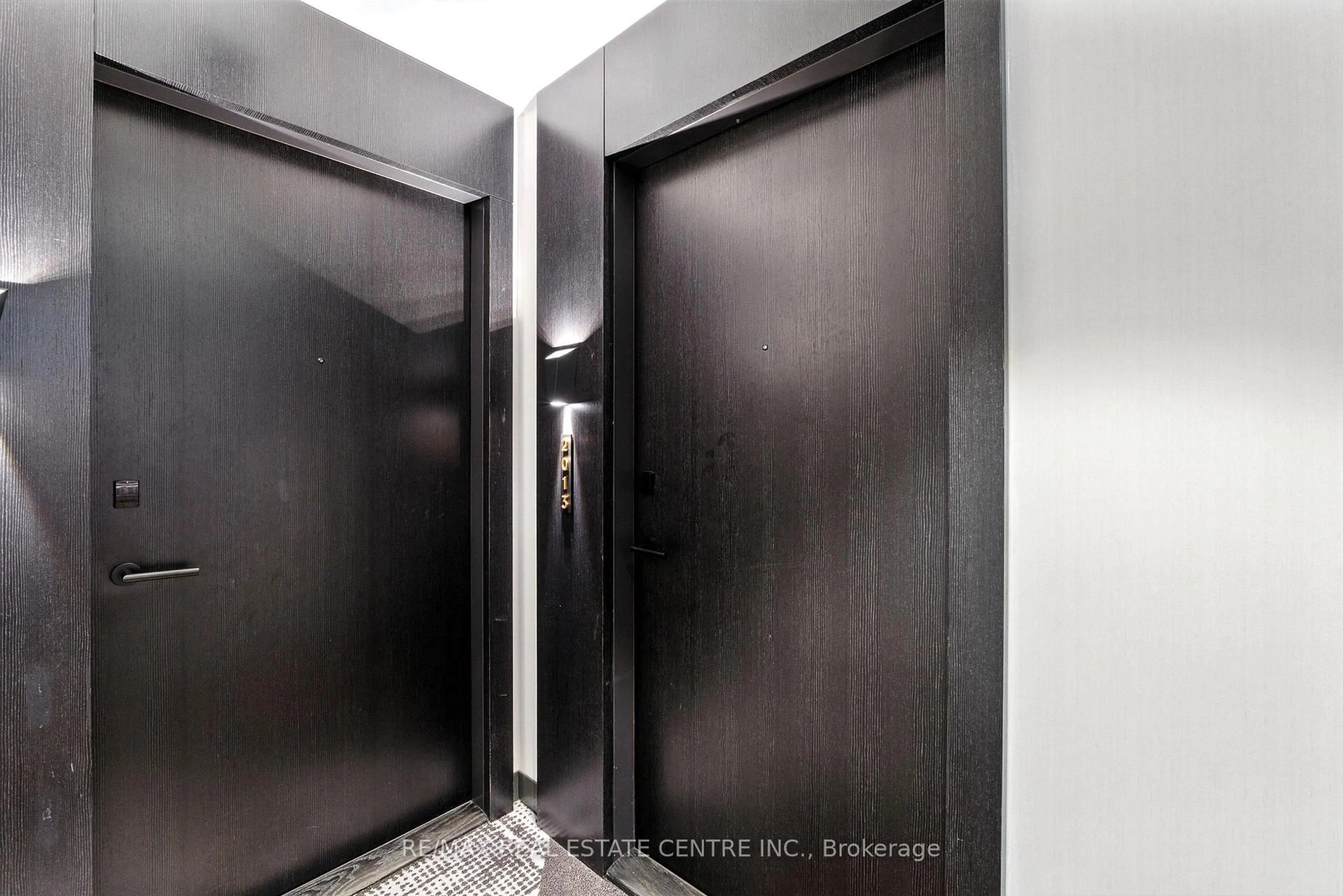 Indoor foyer for 470 Front St #2013, Toronto Ontario M5V 0V6
