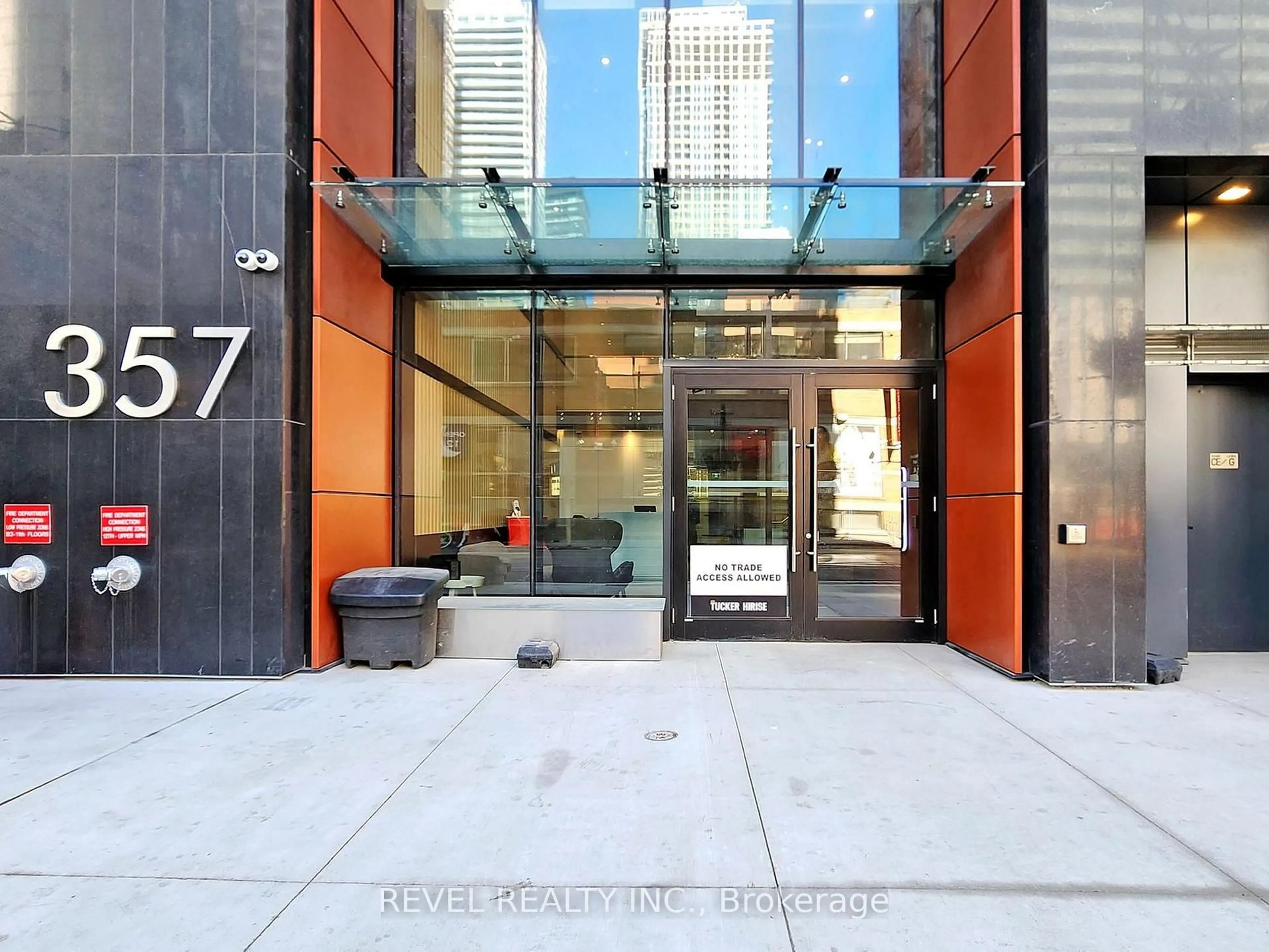 Indoor foyer for 357 King St #705, Toronto Ontario M5V 0S7