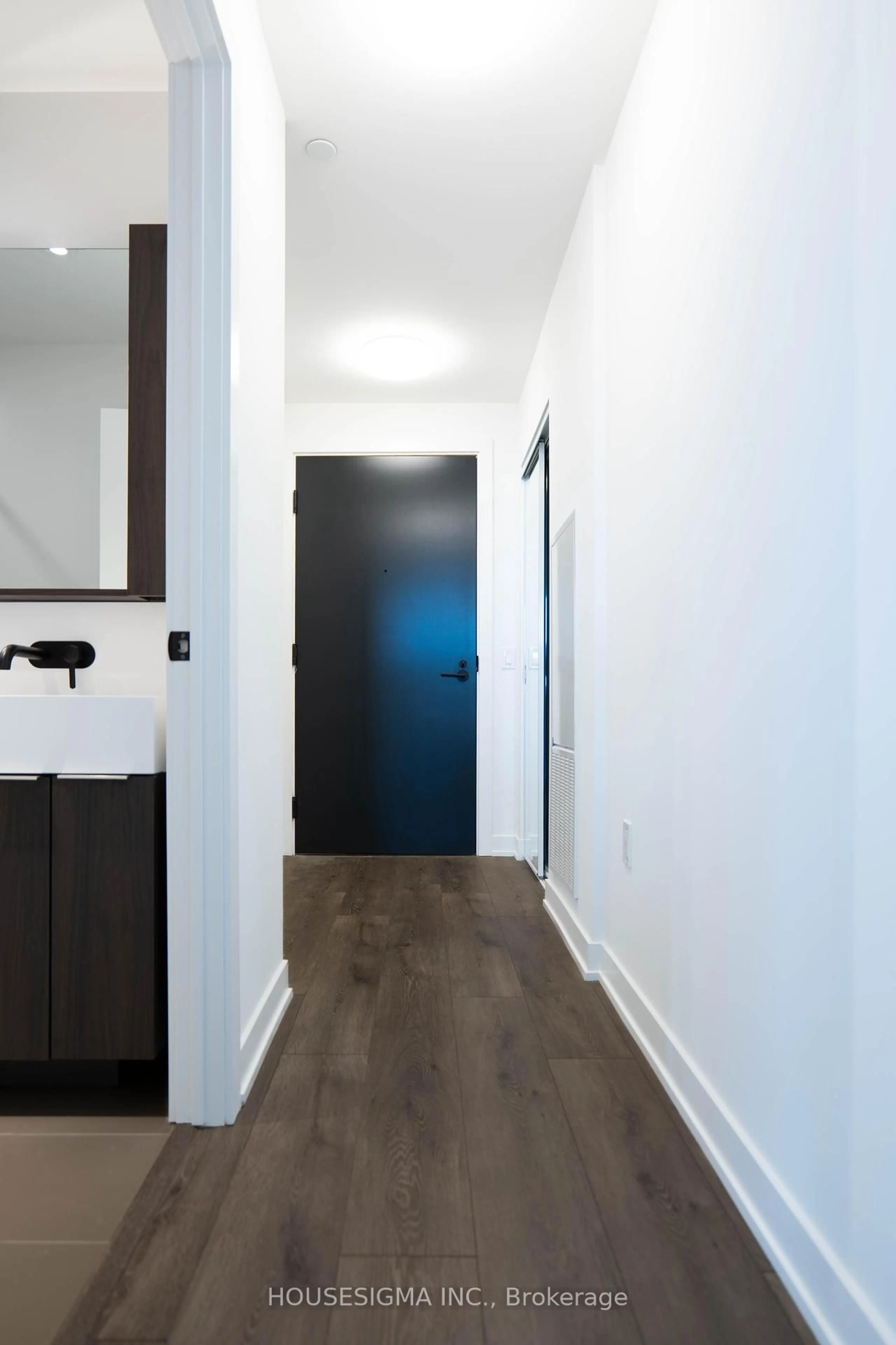 Indoor entryway for 127 Broadway Ave, Toronto Ontario M4P 1V7