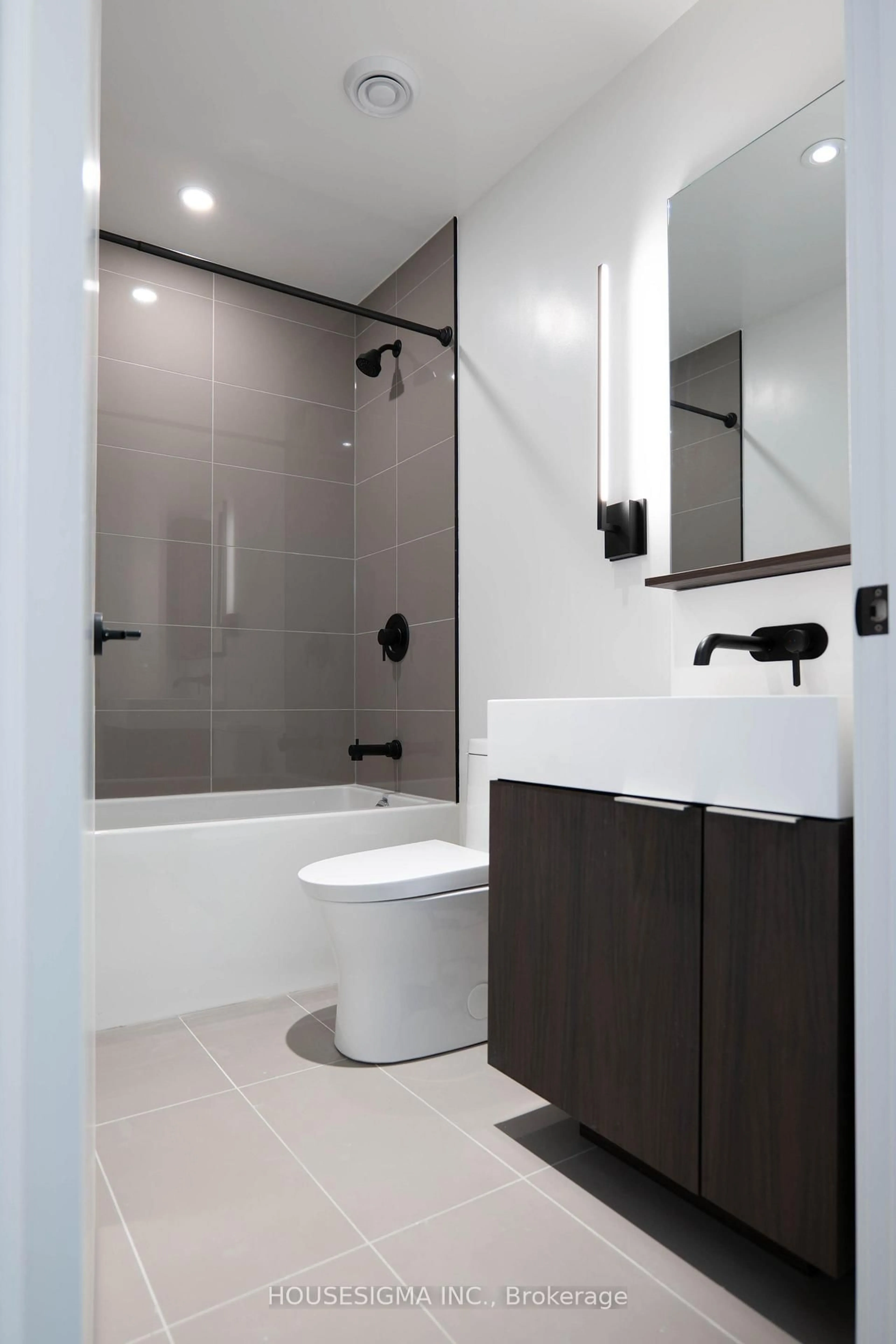 Standard bathroom, ceramic/tile floor for 127 Broadway Ave, Toronto Ontario M4P 1V7