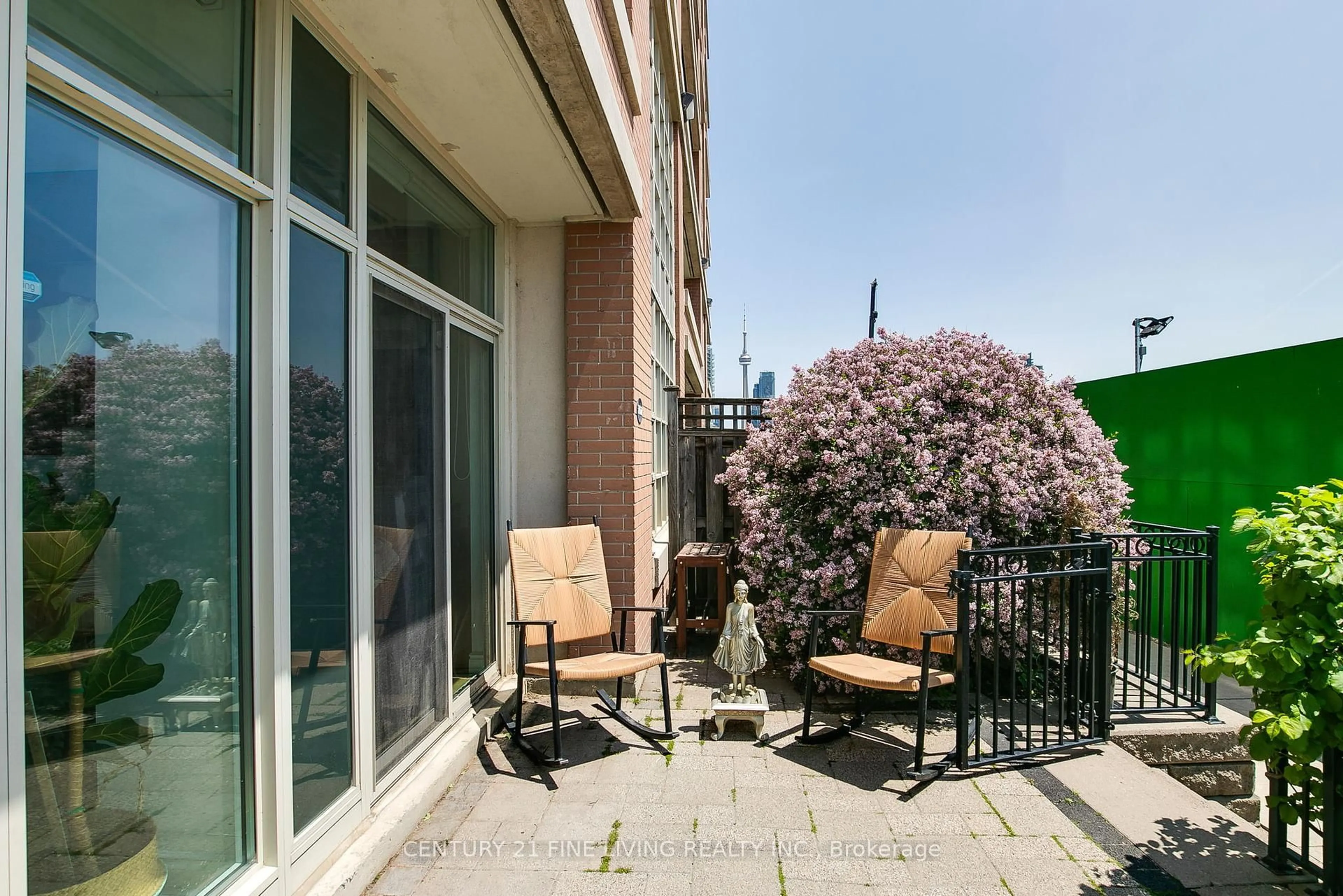 Patio, street for 6 Pirandello St #Th22, Toronto Ontario M6K 0B1