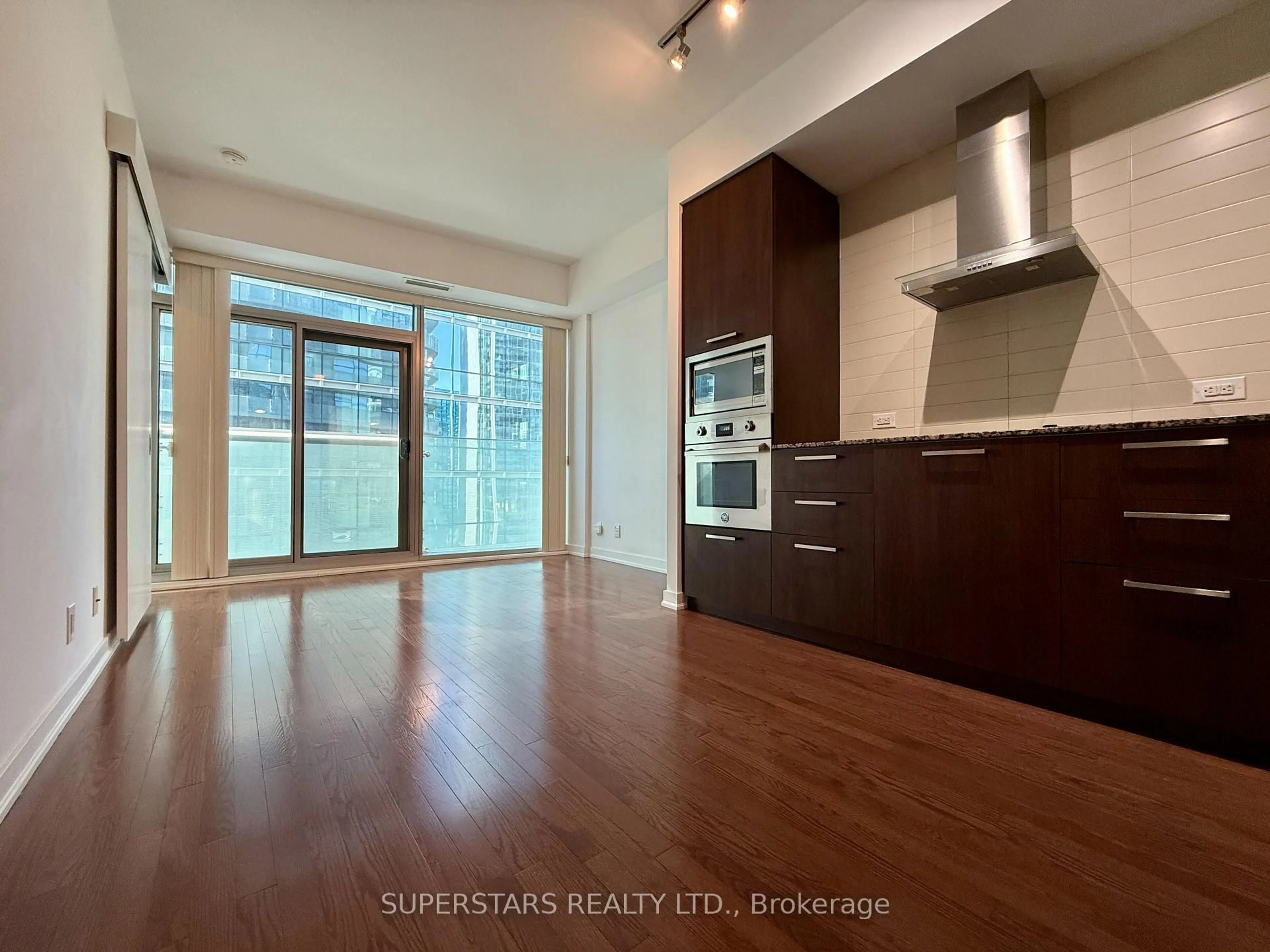Open concept kitchen, wood/laminate floor for 14 York St #1309, Toronto Ontario M5J 2Z2