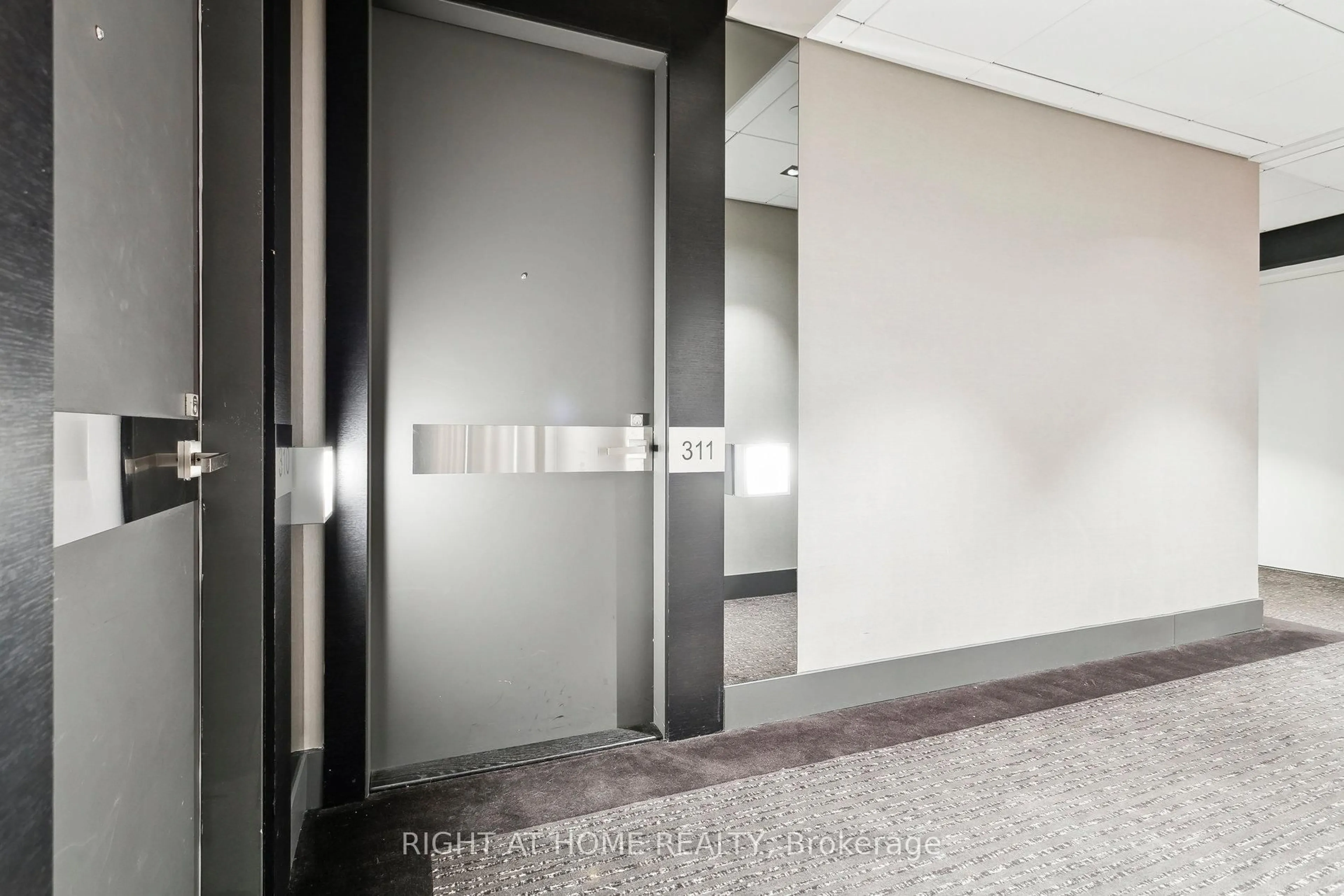 Indoor foyer for 32 Davenport Rd #311, Toronto Ontario M5R 1H3