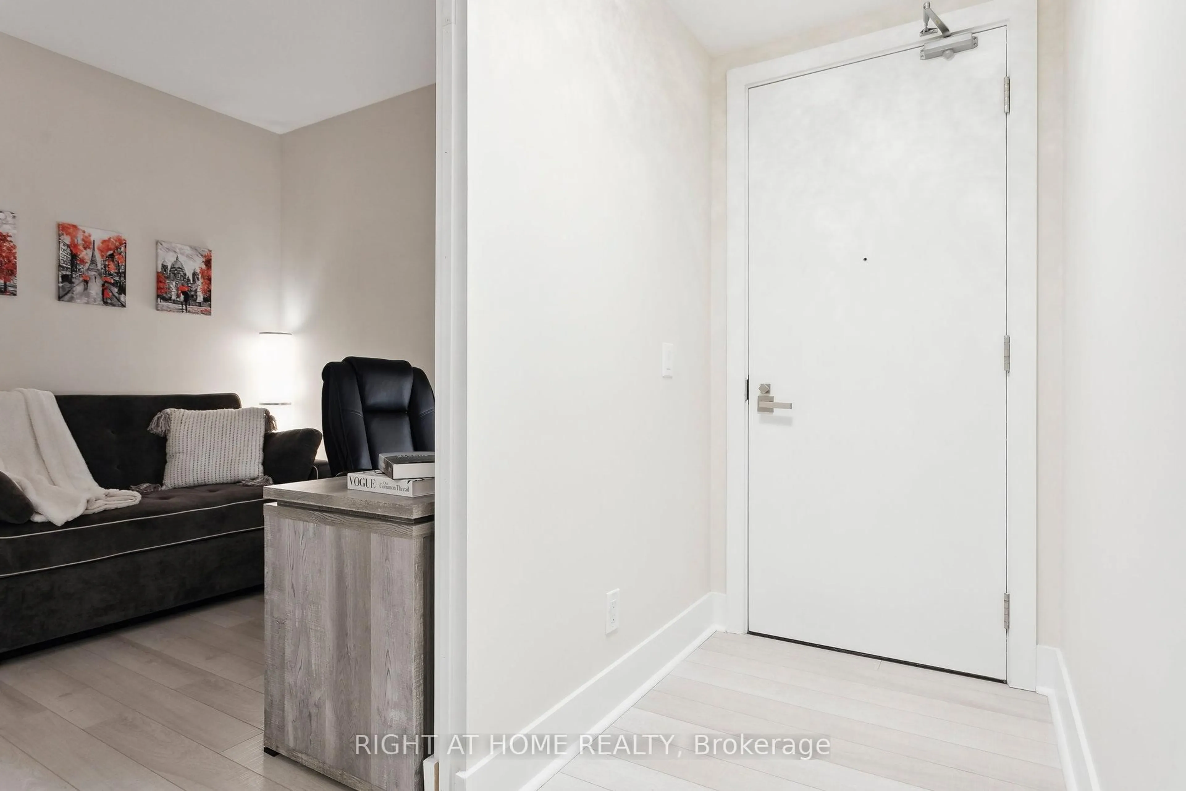 Indoor entryway for 32 Davenport Rd #311, Toronto Ontario M5R 1H3