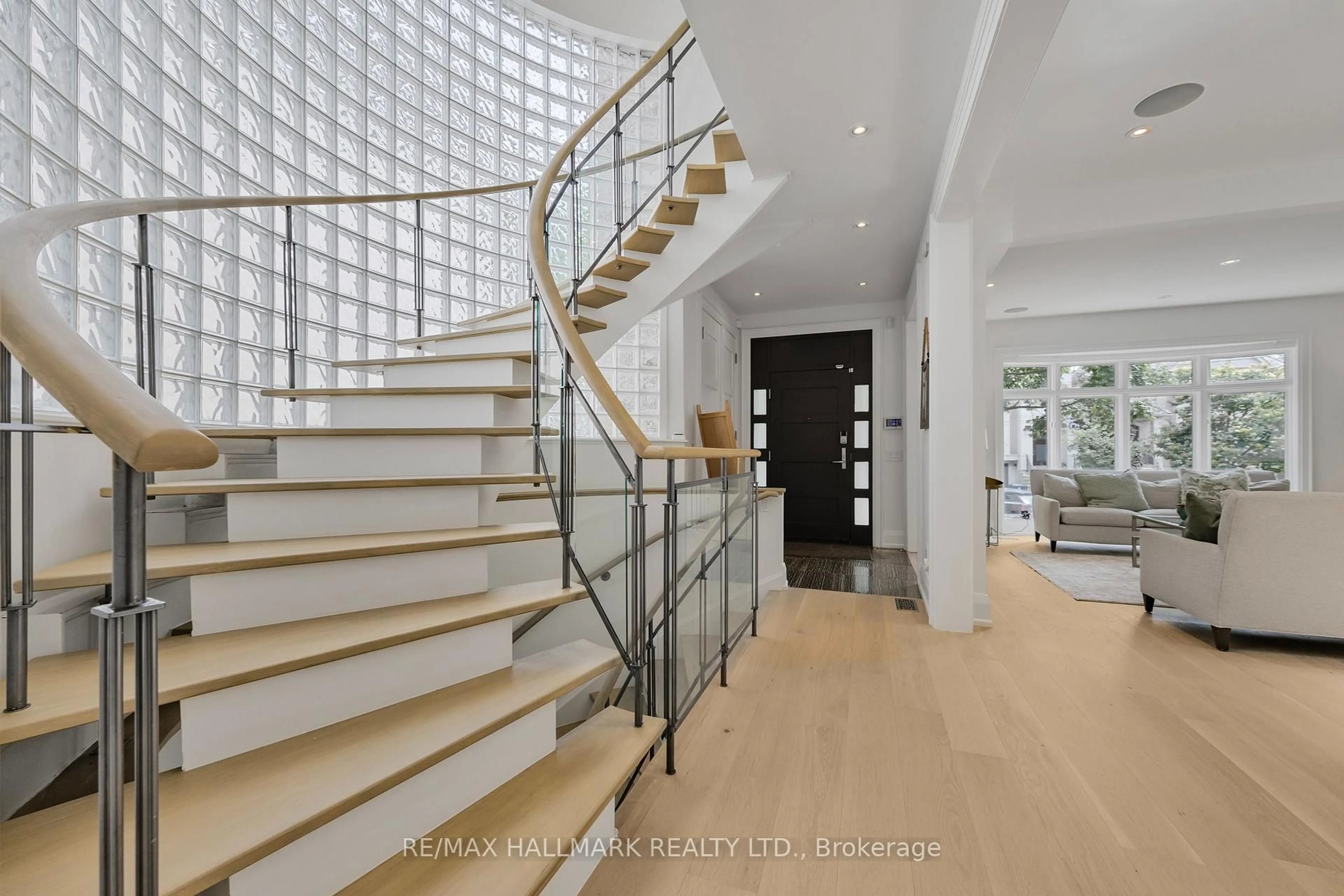 Indoor foyer for 488 Brookdale Ave, Toronto Ontario M5M 1R7