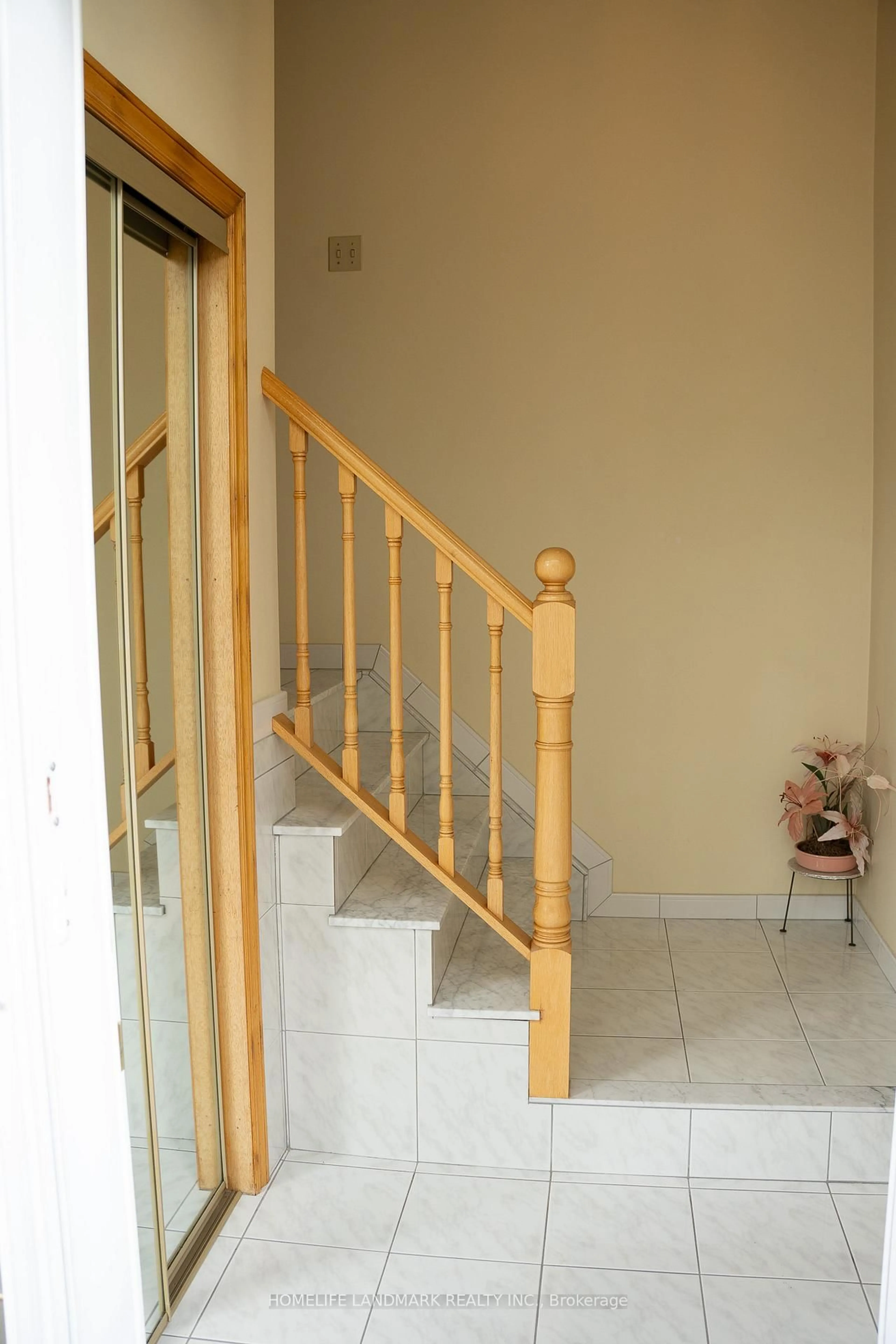 Indoor foyer for 57 Navaho Dr, Toronto Ontario M2H 2X2