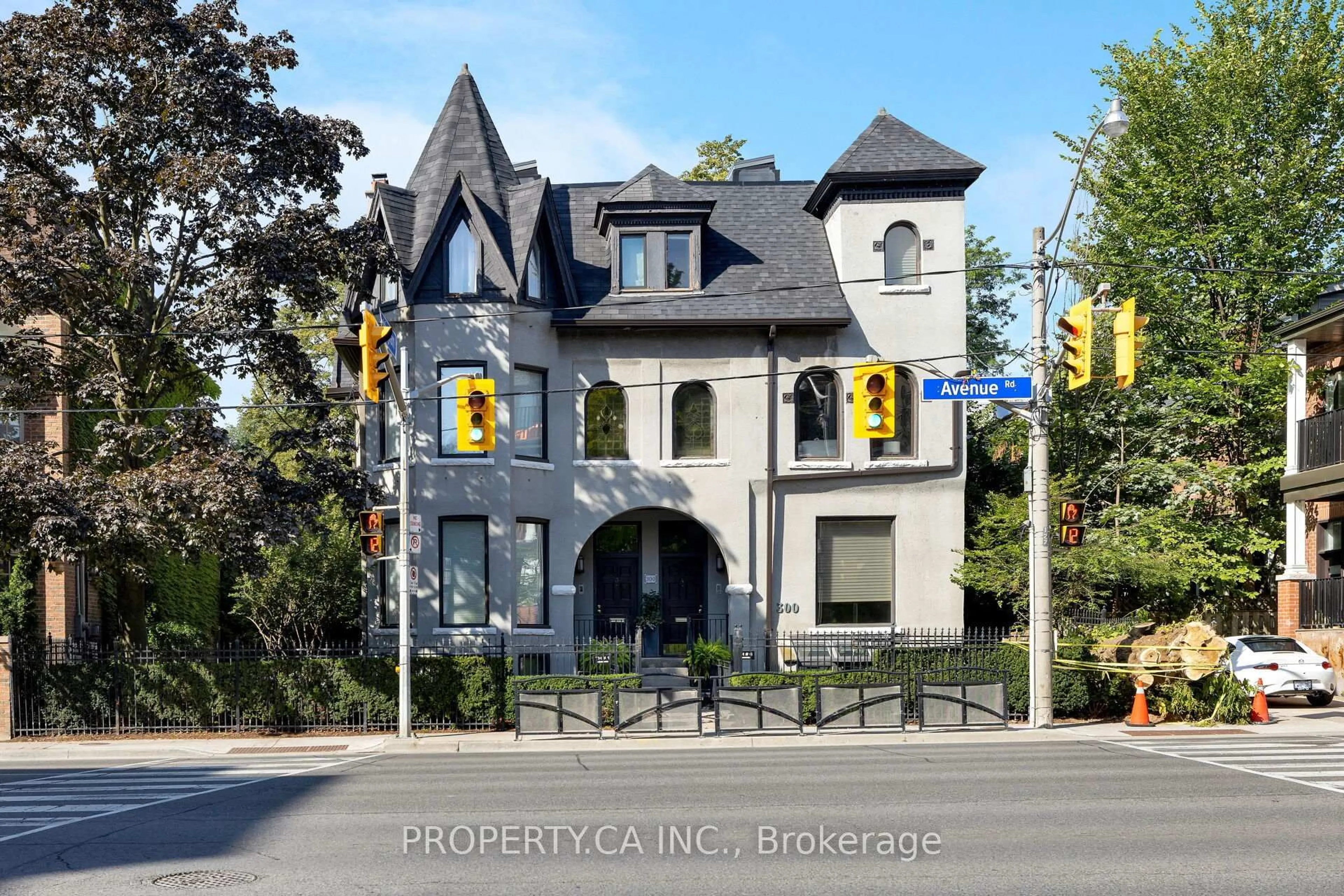 Home with brick exterior material, building for 300 Avenue Rd #5, Toronto Ontario M4V 2H1