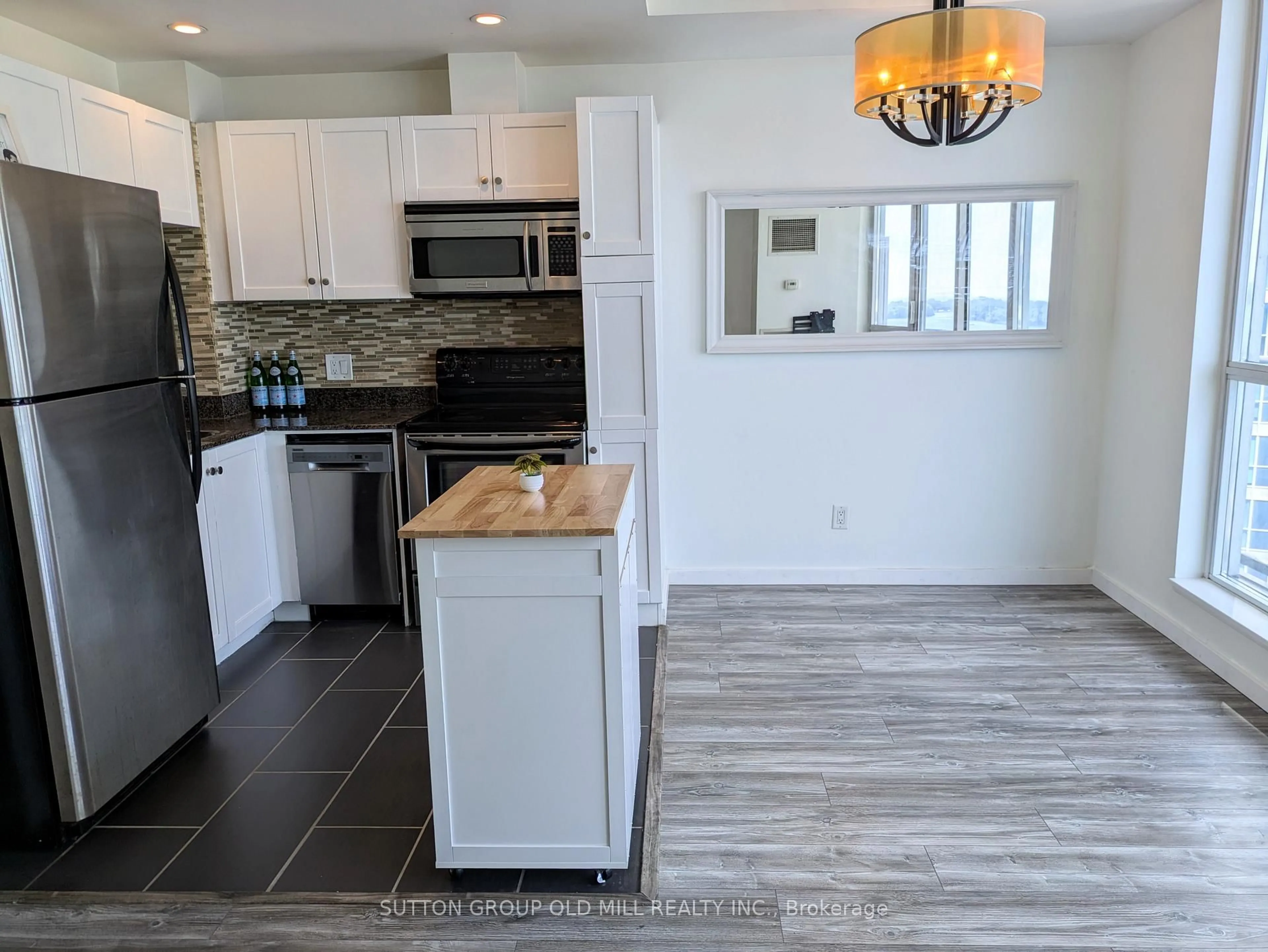 Open concept kitchen, ceramic/tile floor for 218 Queens Quay #1405, Toronto Ontario M5J 2Y6