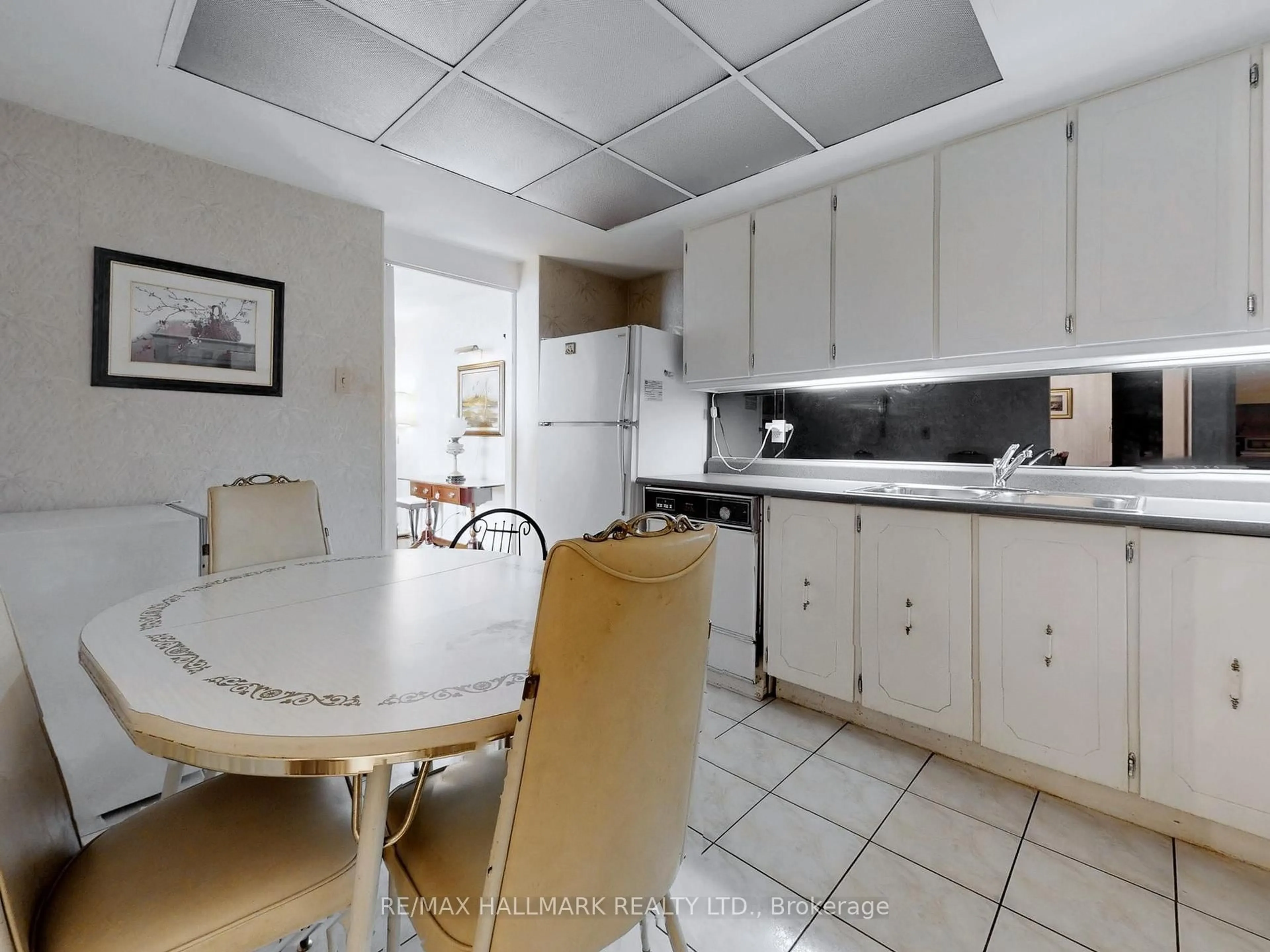 Standard kitchen, ceramic/tile floor for 1900 Sheppard Ave #804, Toronto Ontario M2J 4T4