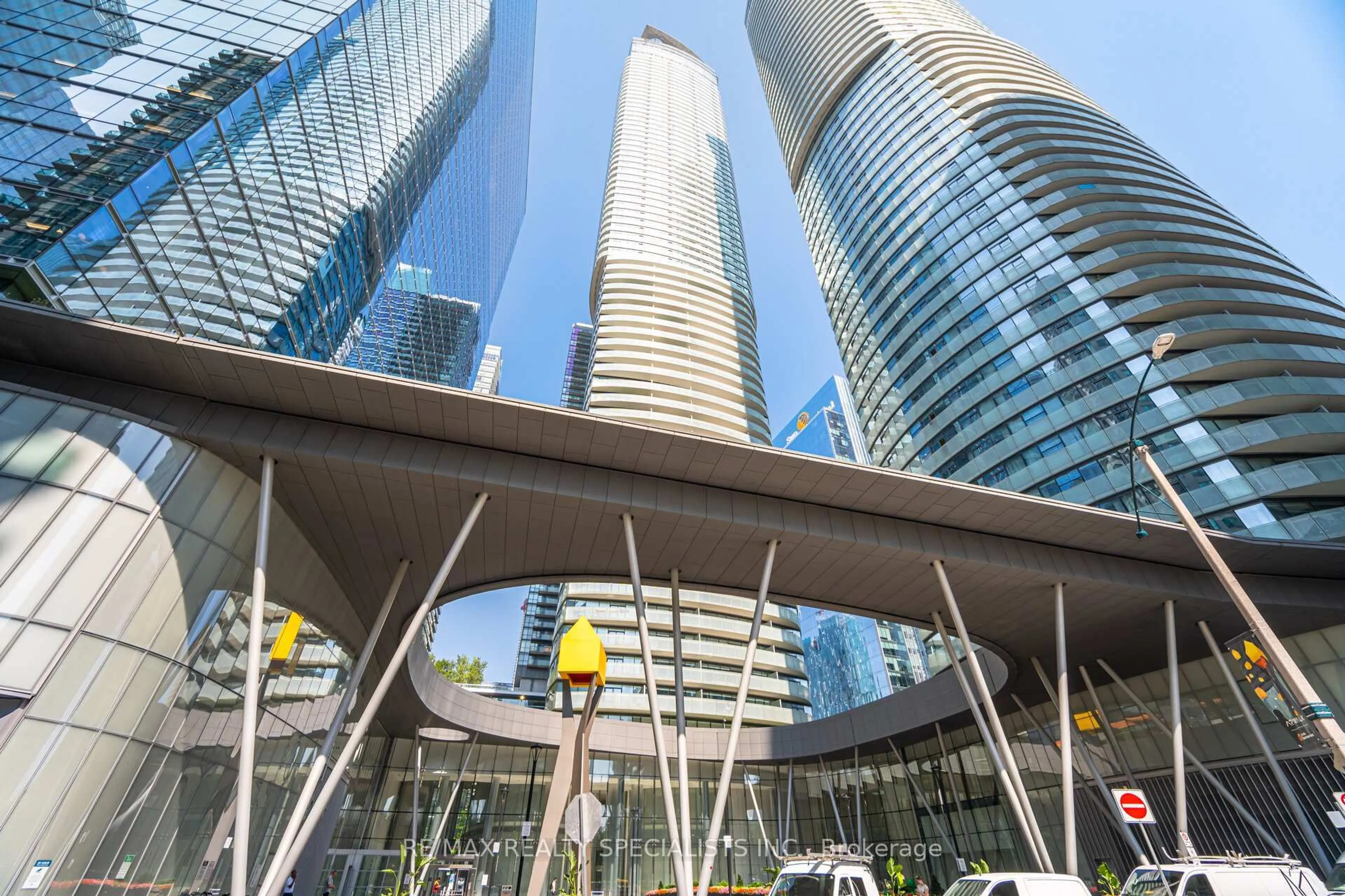 Indoor foyer for 12 York St #804, Toronto Ontario M5J 0A9