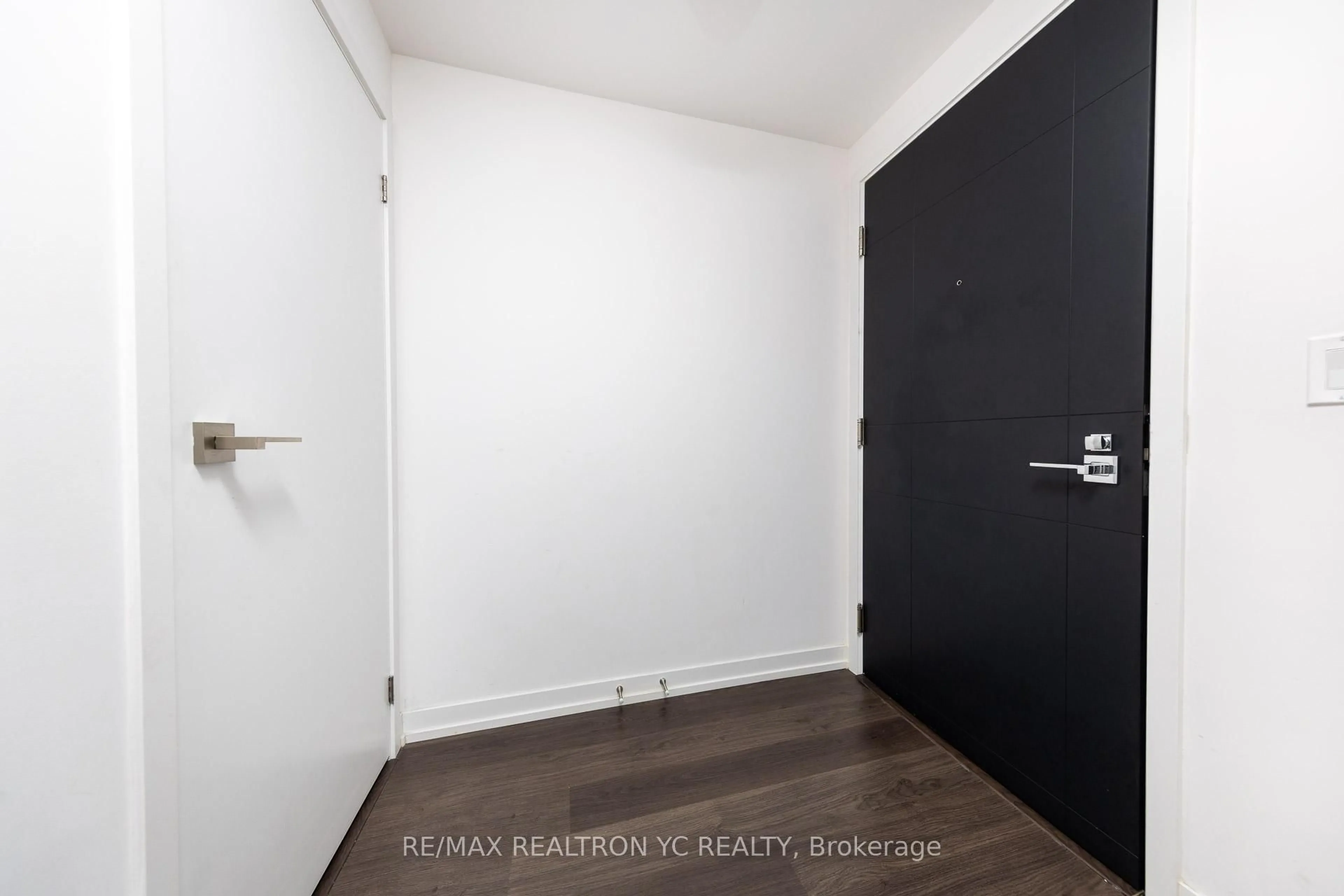 Indoor entryway for 98 Lillian St #313, Toronto Ontario M4S 0A5