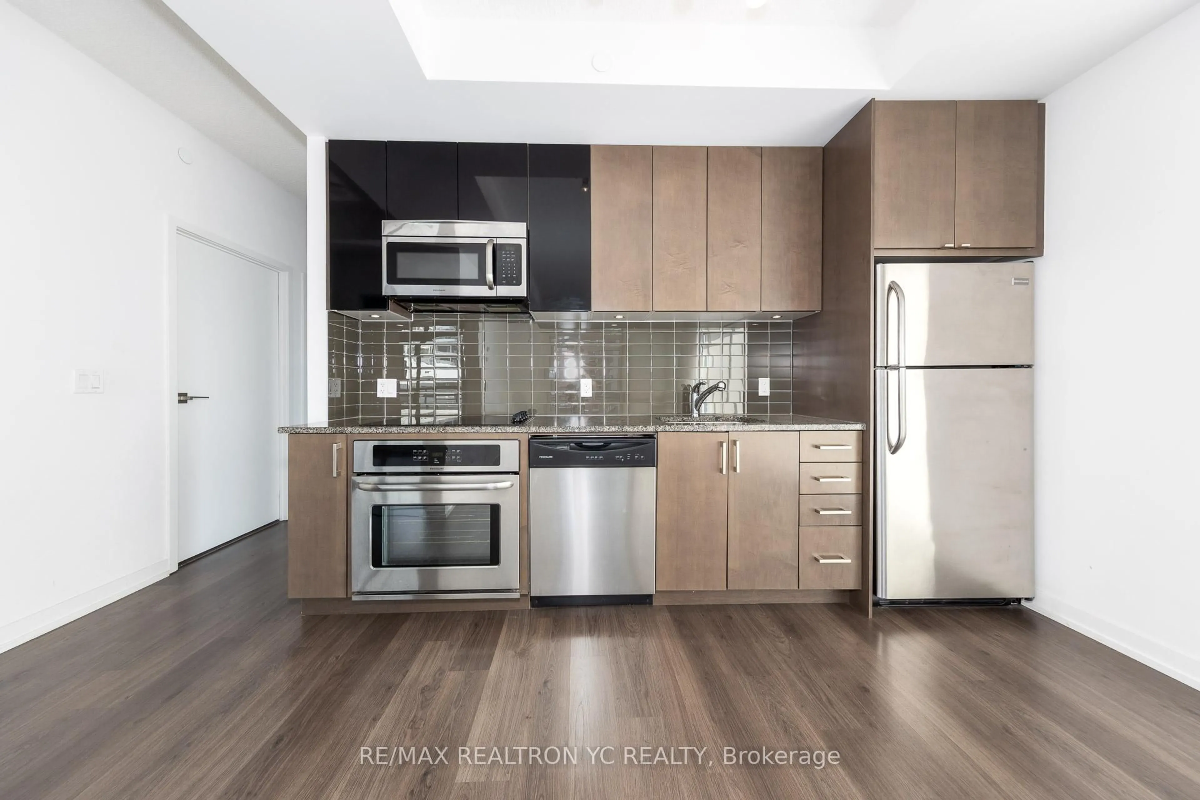 Standard kitchen, unknown for 98 Lillian St #313, Toronto Ontario M4S 0A5