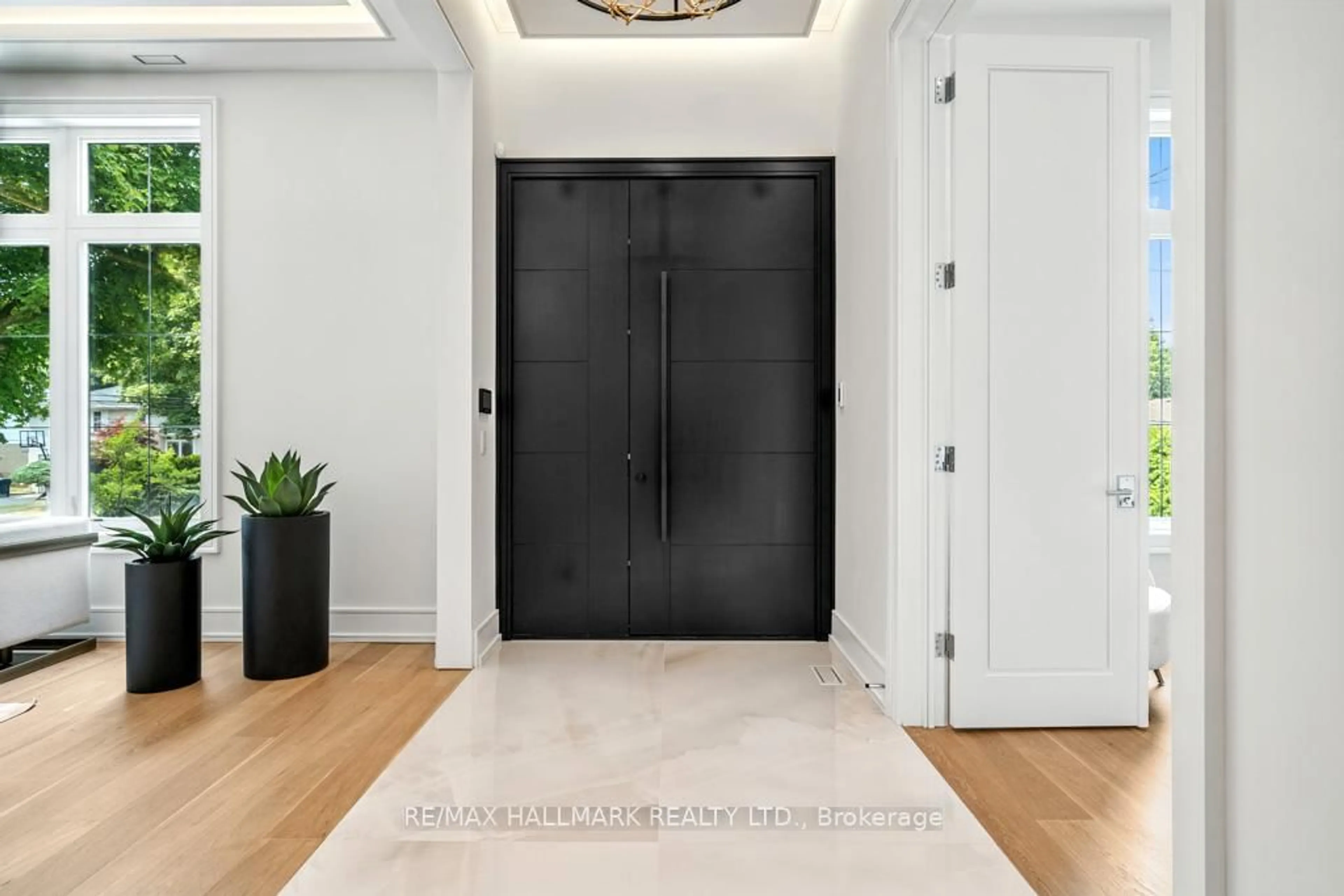Indoor entryway for 215 Northwood Dr, Toronto Ontario M2M 2K5