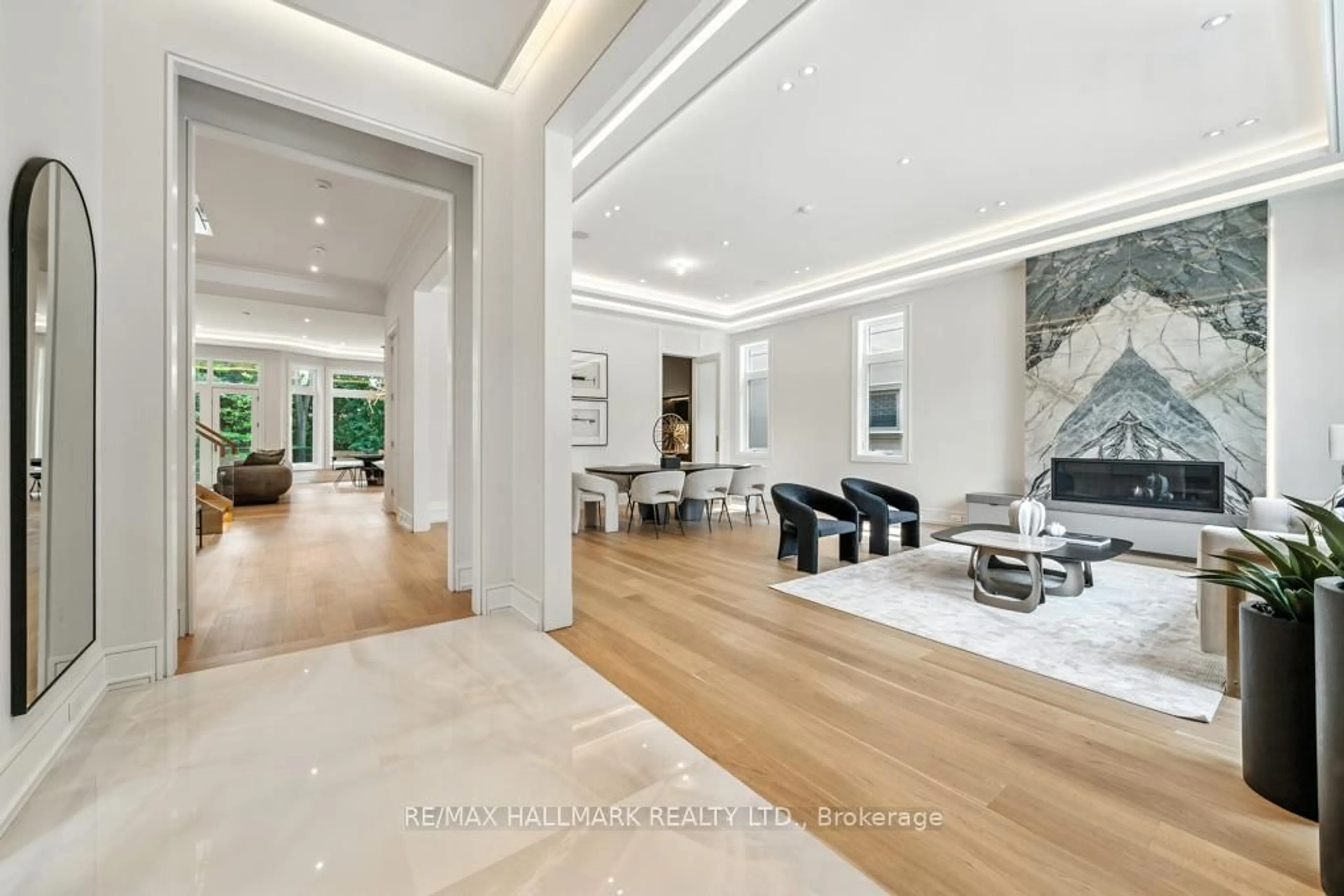 Indoor foyer for 215 Northwood Dr, Toronto Ontario M2M 2K5