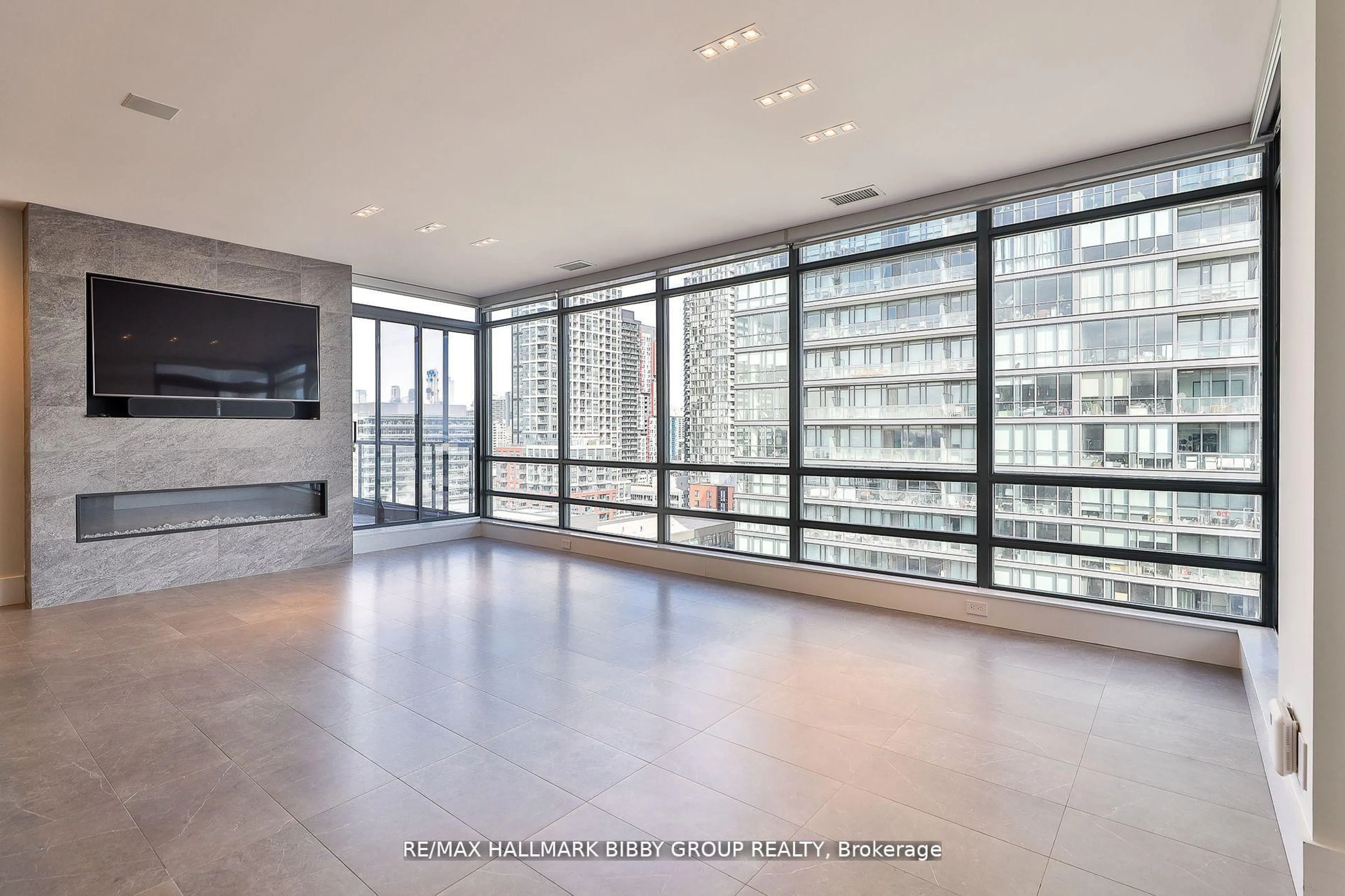Indoor foyer for 438 King St #2101, Toronto Ontario M5V 3T9
