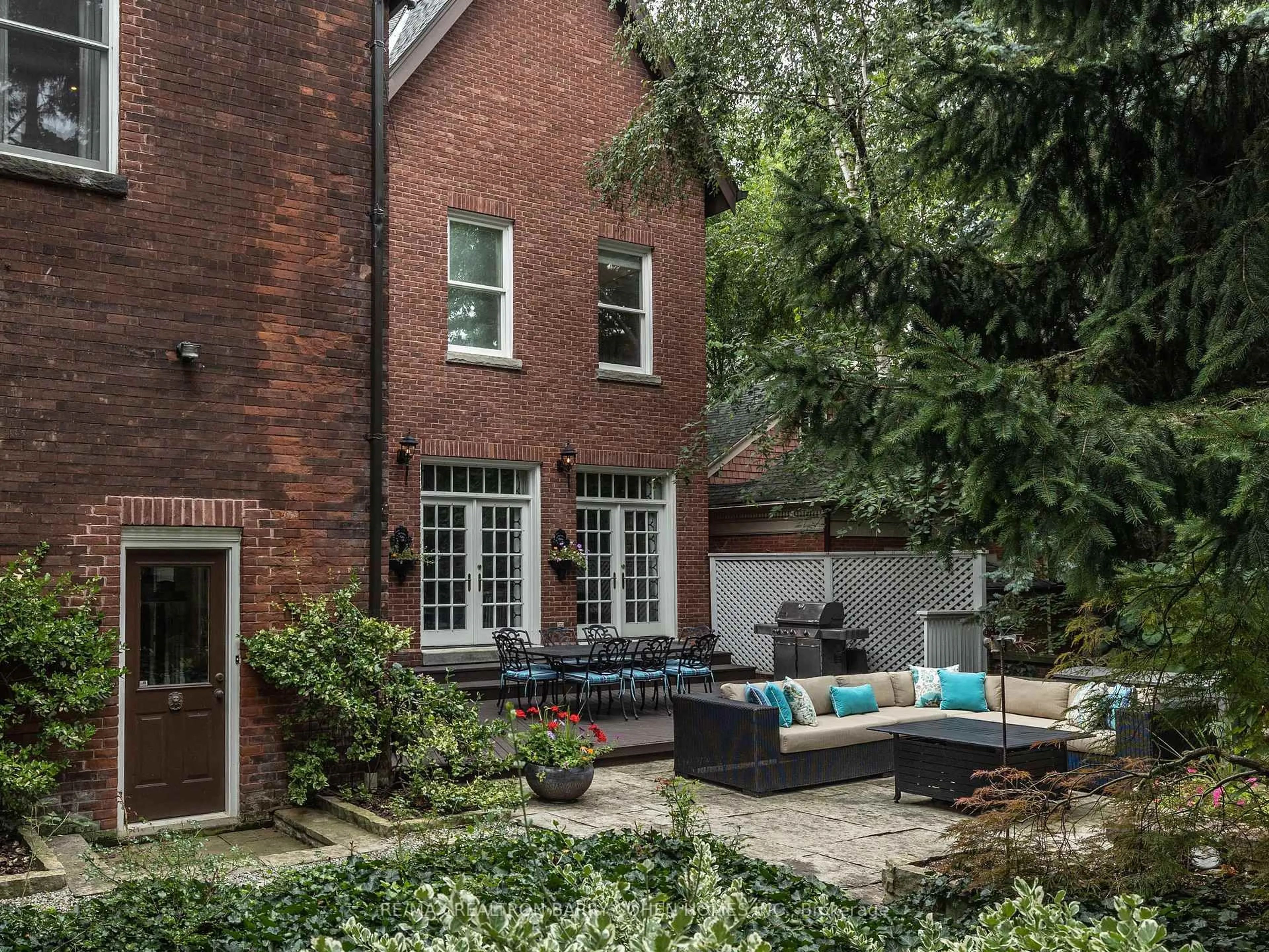 Patio, street for 10 Pine Hill Rd, Toronto Ontario M4W 1P6