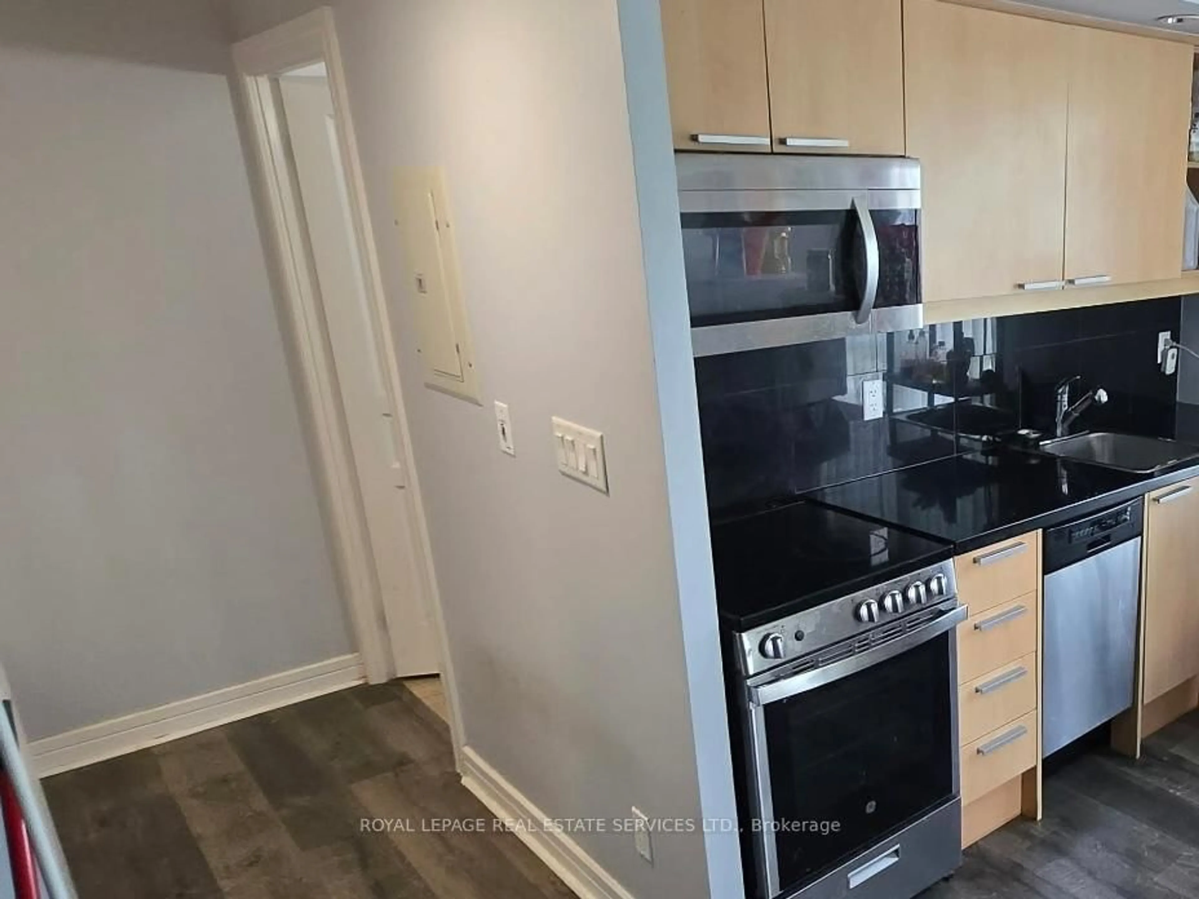 Standard kitchen, unknown for 19 Avondale Ave #309, Toronto Ontario M2N 0A6