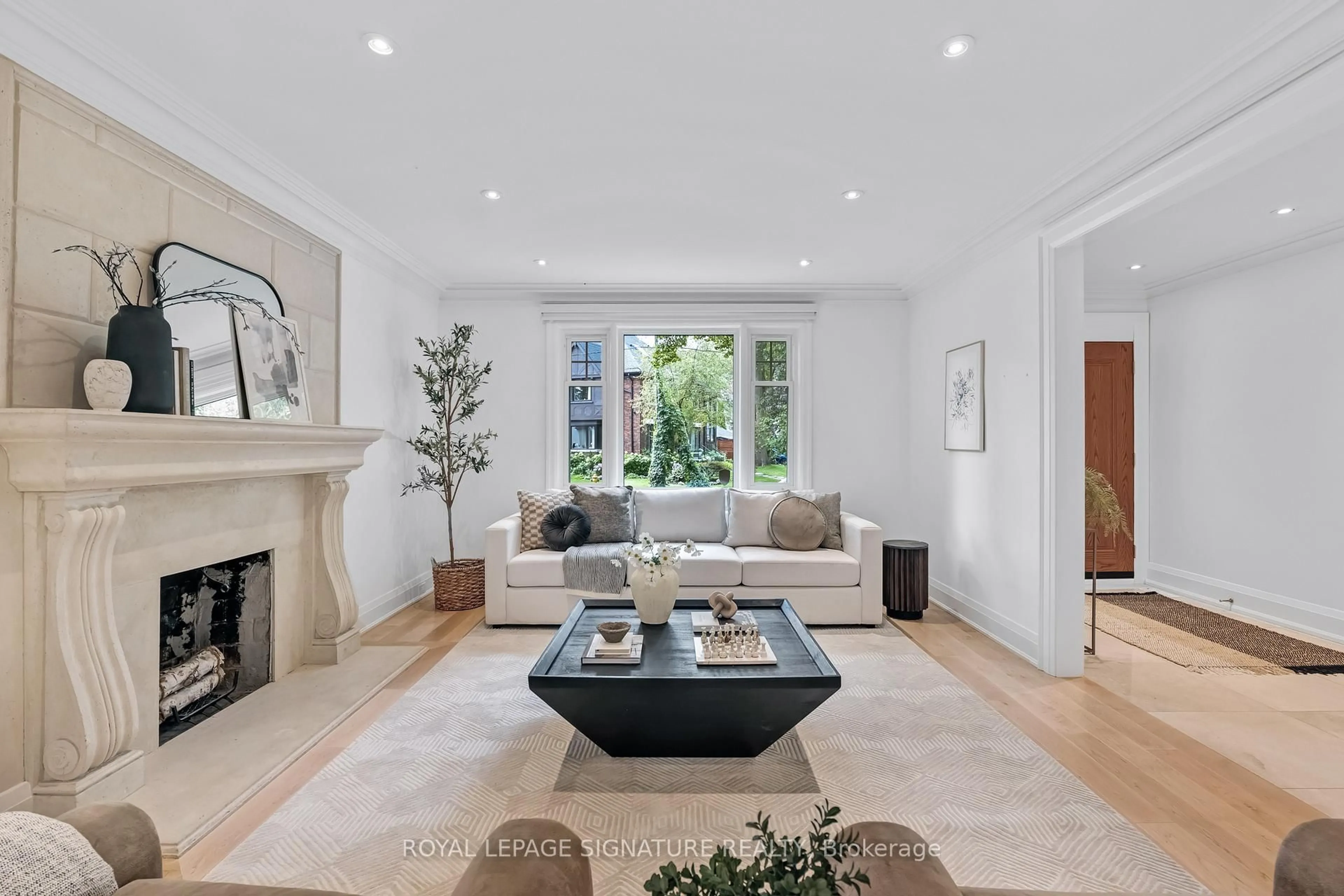Living room with furniture, unknown for 51 Coldstream Ave, Toronto Ontario M5N 1X7