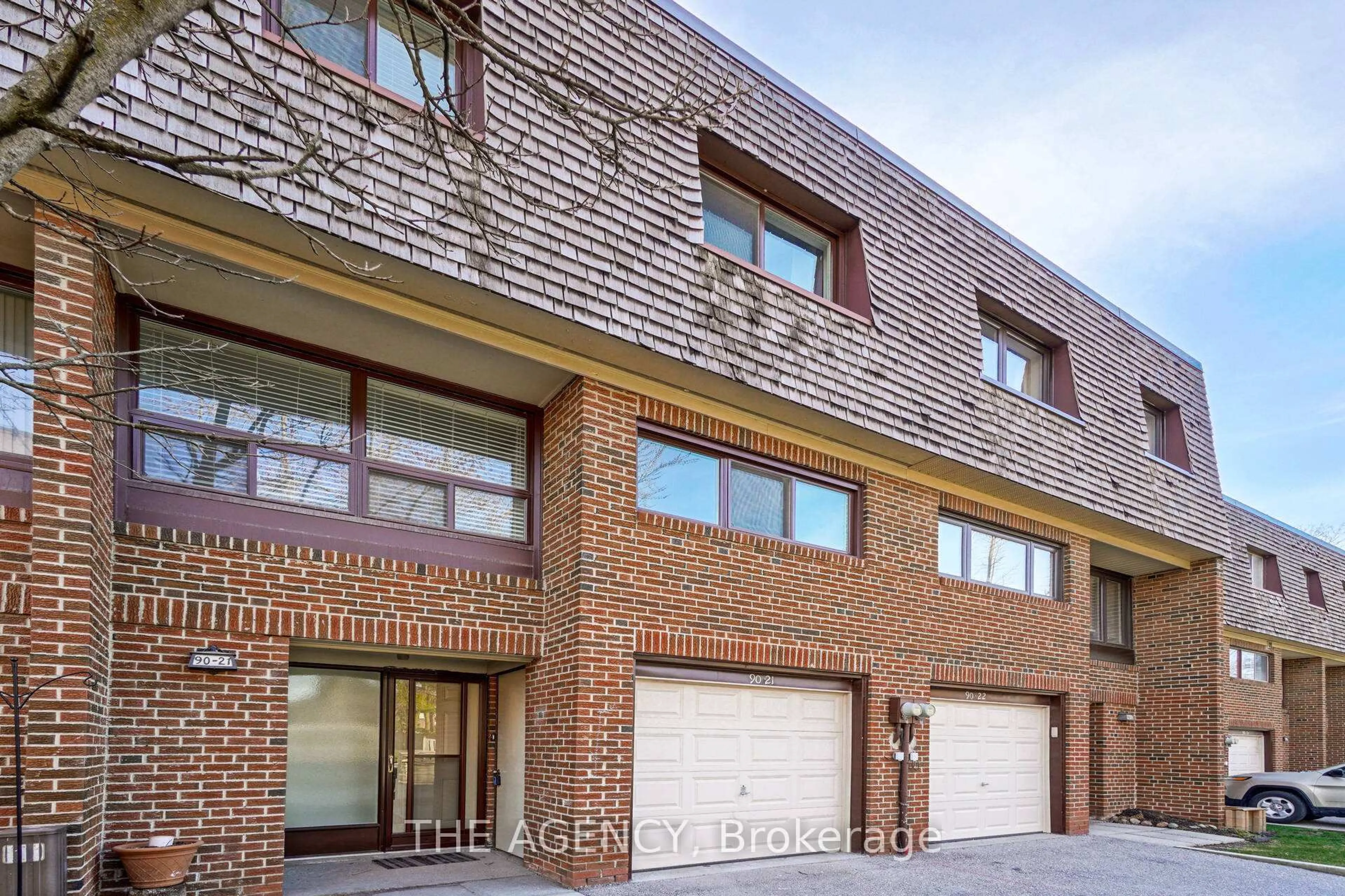 Home with brick exterior material, building for 90 Castlebury Cres #21, Toronto Ontario M2H 1W8