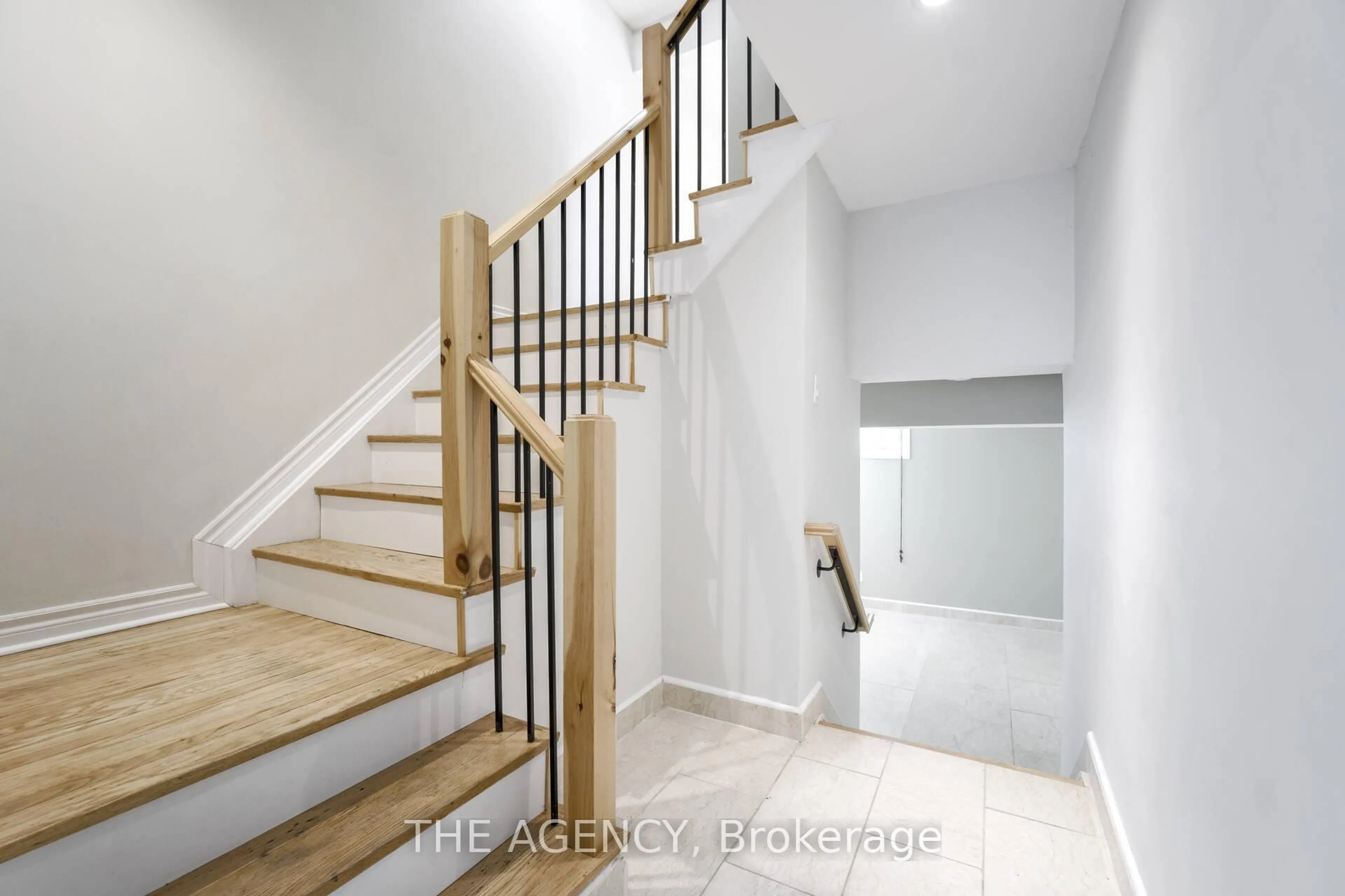 Indoor entryway for 90 Castlebury Cres #21, Toronto Ontario M2H 1W8
