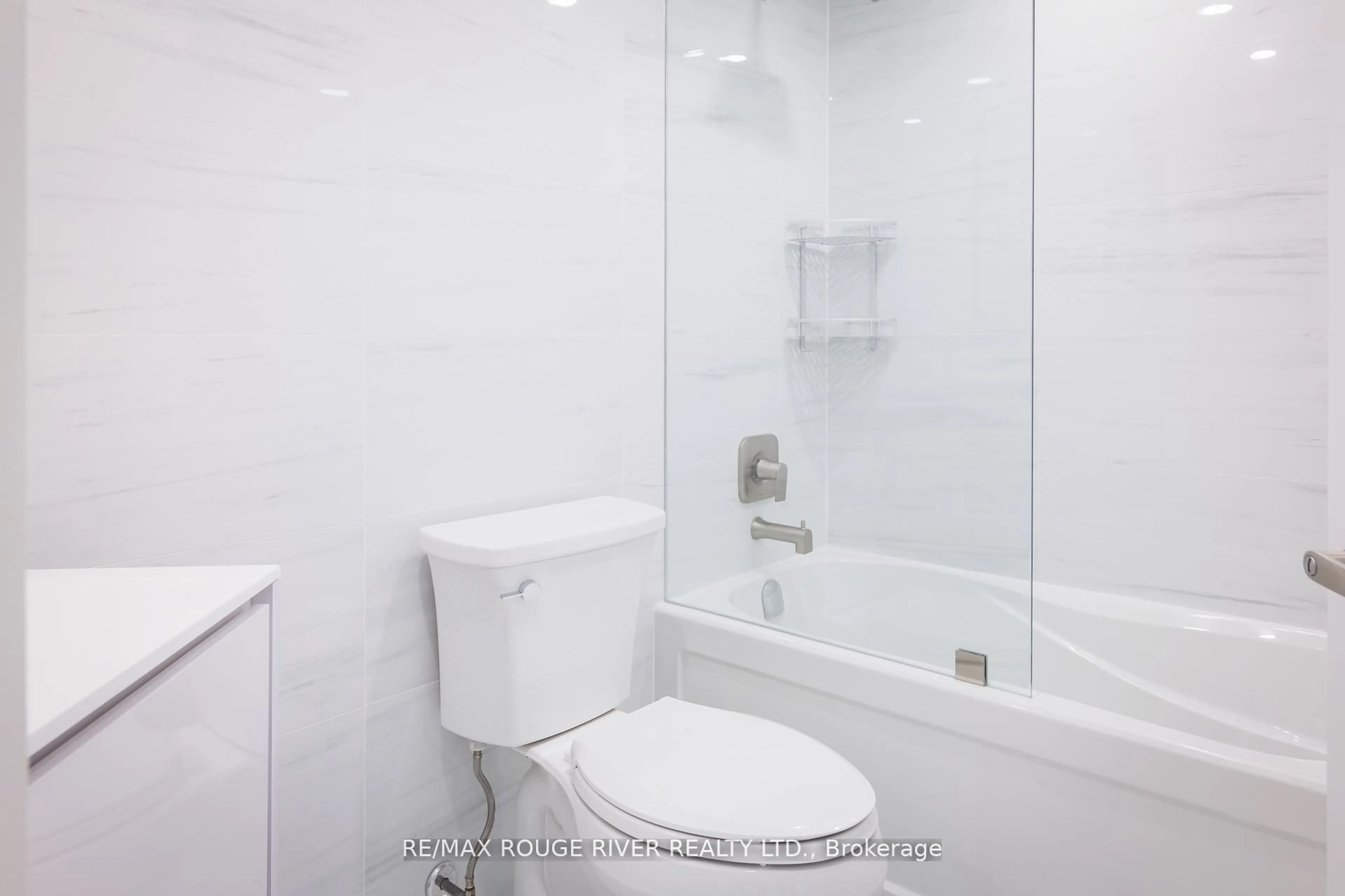Standard bathroom, ceramic/tile floor for 238 Doris Ave #109, Toronto Ontario M2N 6W1