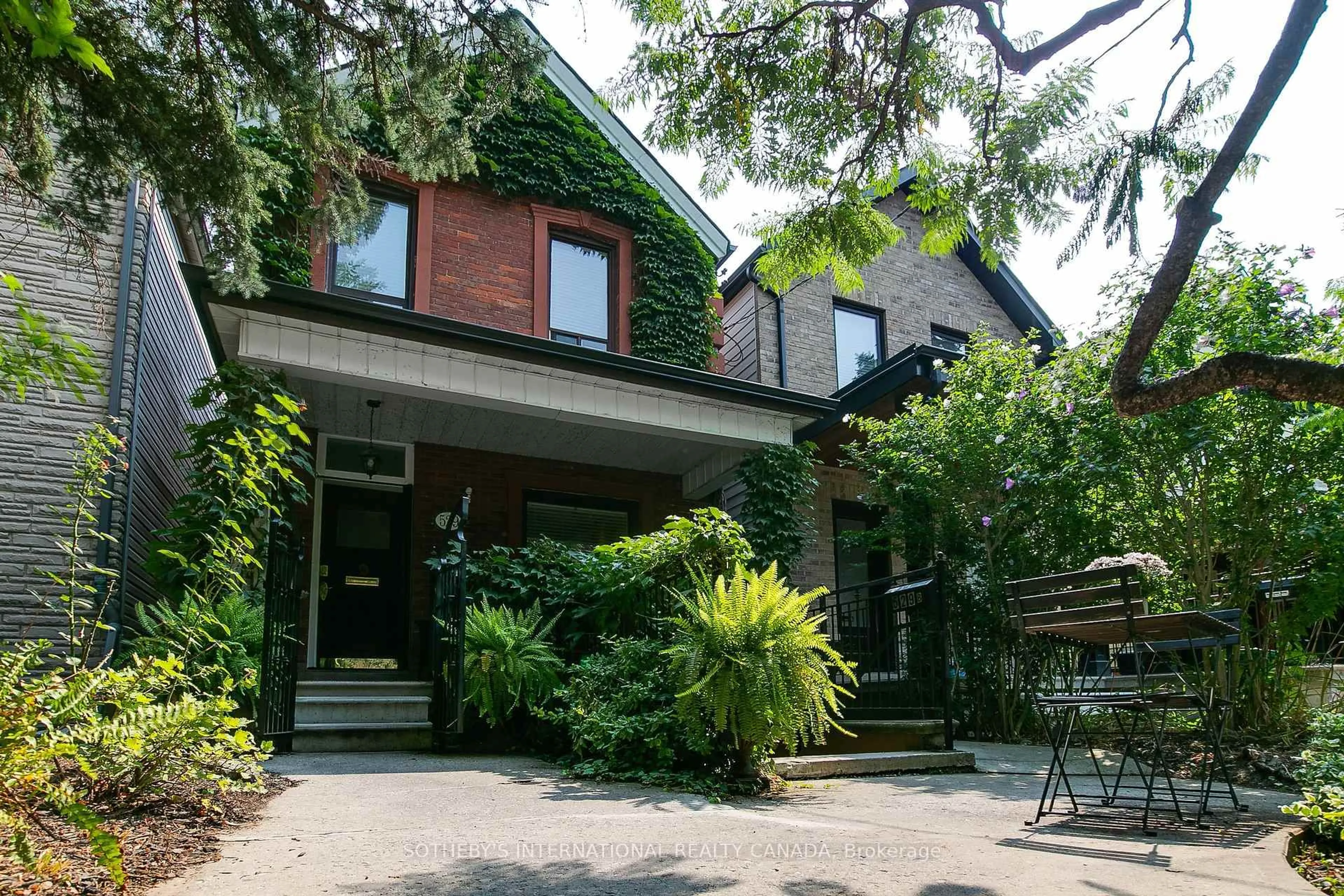 Patio, street for 529 Crawford St, Toronto Ontario M6G 3J9