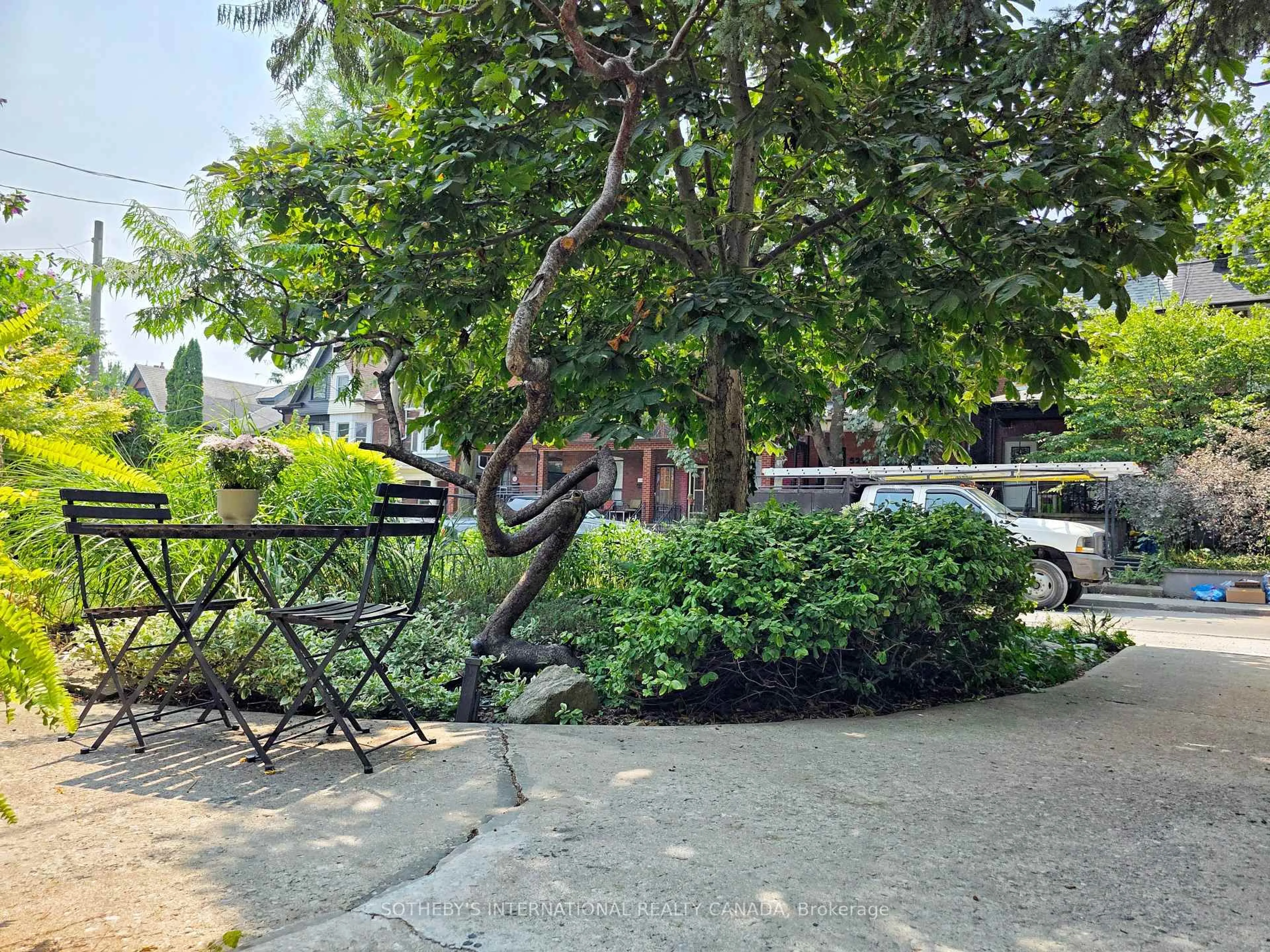 Patio, street for 529 Crawford St, Toronto Ontario M6G 3J9