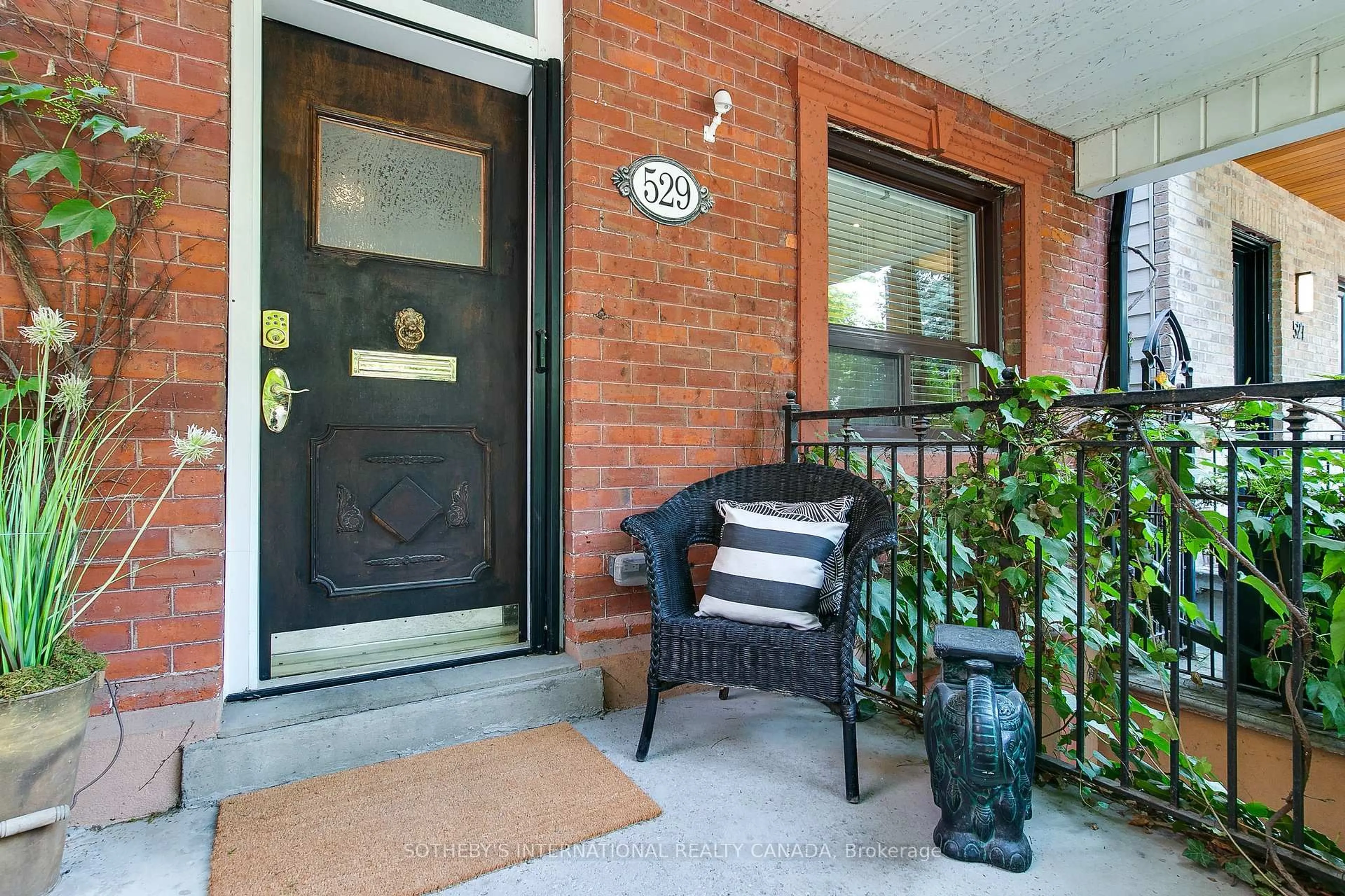 Indoor entryway for 529 Crawford St, Toronto Ontario M6G 3J9