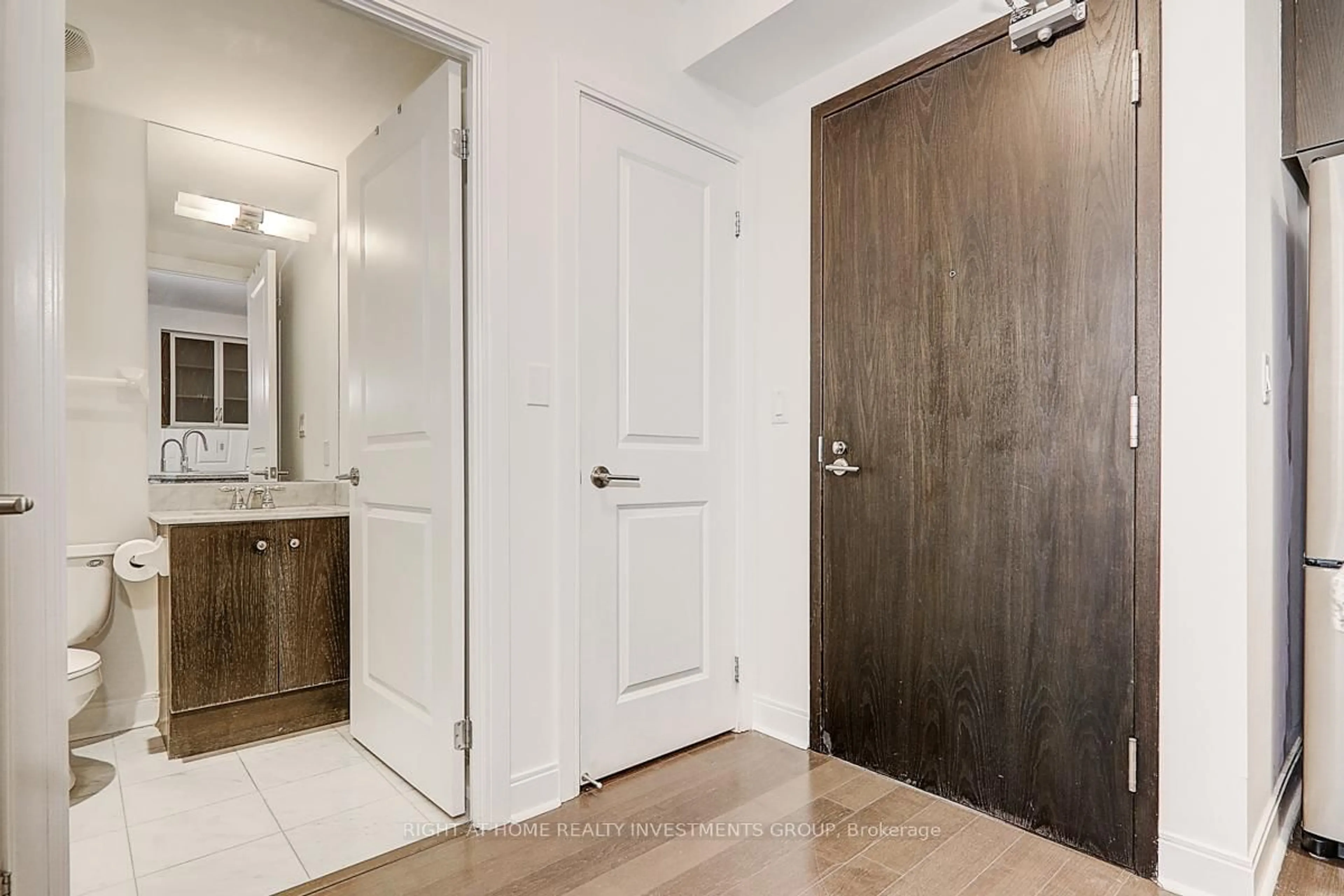 Indoor entryway for 18 Yorkville Ave #704, Toronto Ontario M4W 1L4