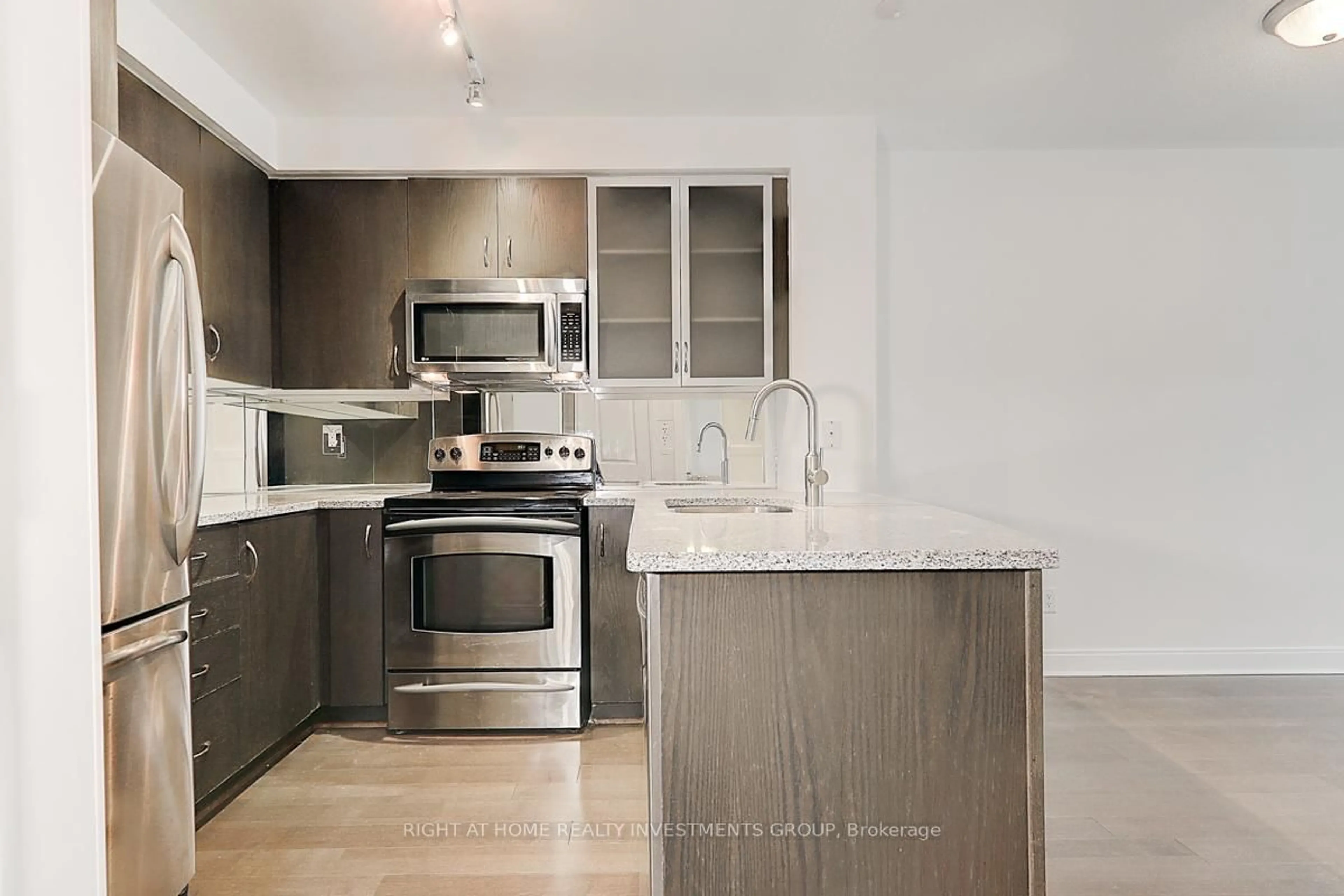 Standard kitchen, unknown for 18 Yorkville Ave #704, Toronto Ontario M4W 1L4
