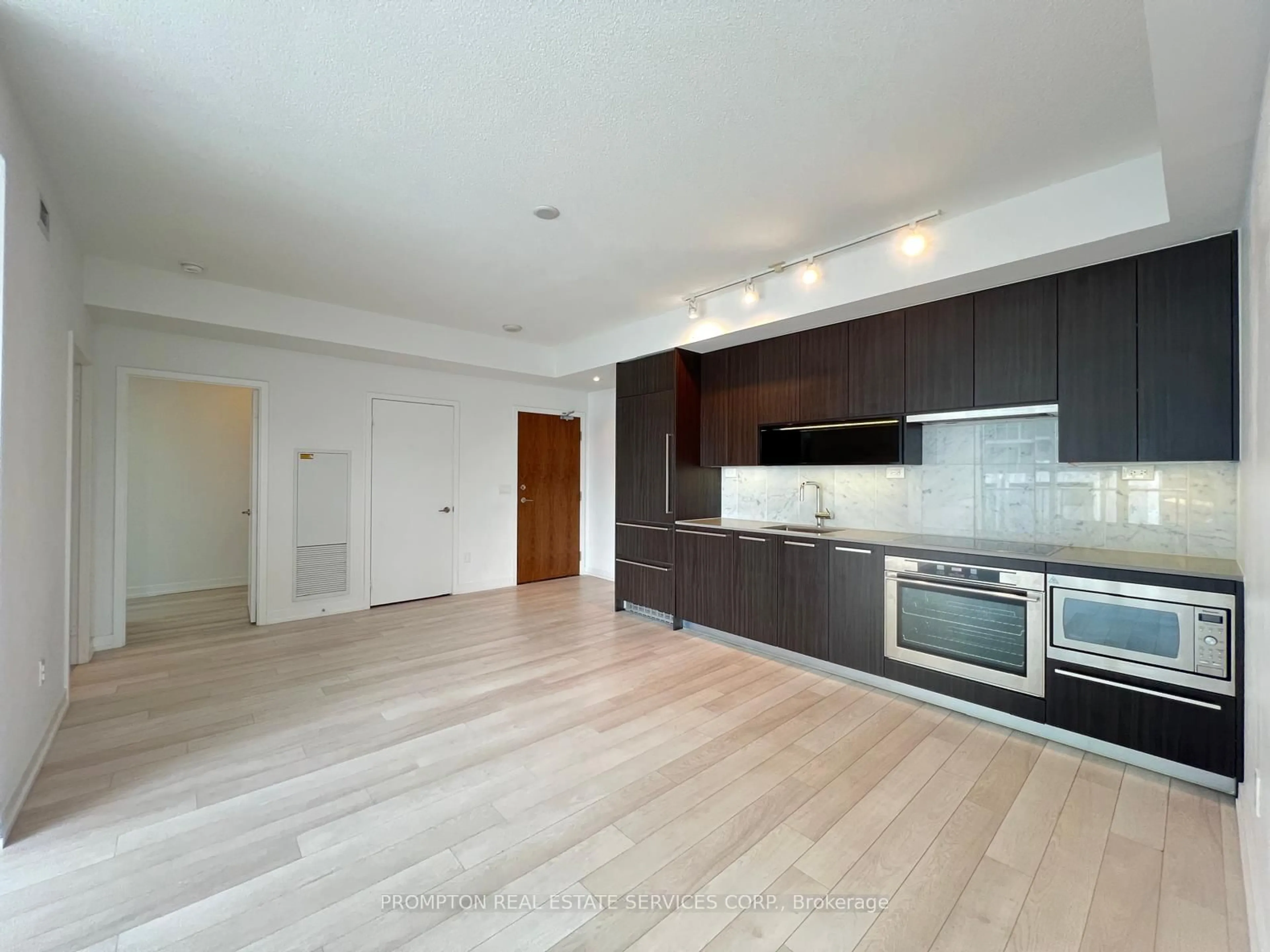 Open concept kitchen, wood/laminate floor for 115 Mcmahon Dr #511, Toronto Ontario M2K 0E3